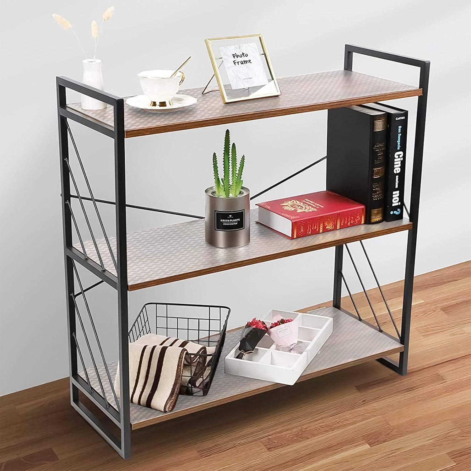 Ein dreistufiges Regal aus Metall und Holz mit Dekorationselementen: ein Fotorahmen, eine Teetasse auf einem Unterteller, eine Pflanze, Bücher und Aufbewahrungskörbe.
