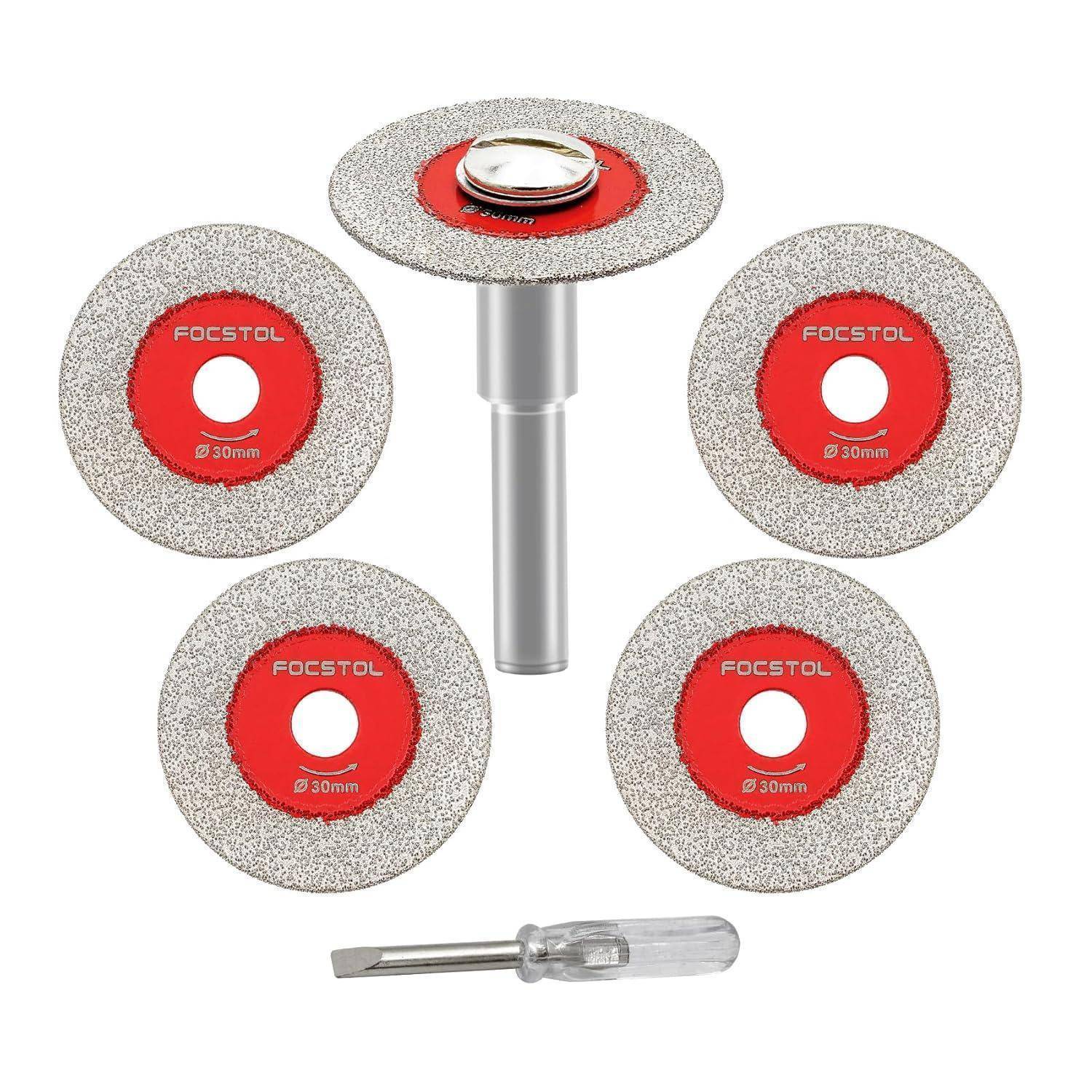 Ein Satz aus fünf roten Diamanttrennscheiben mit 30 mm Durchmesser, ein silberfarbener Aufspanndorn und ein kleiner Schraubendreher.