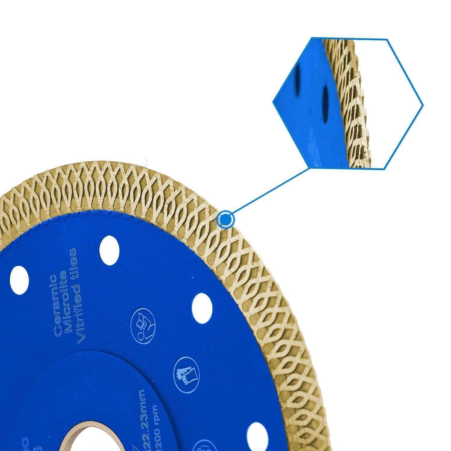 Eine blaue kreisrunde Diamantsägeblatt mit Keramikkante, ausgestattet mit Durchbrechungen und detaillierter Nahaufnahme des Randmusters.