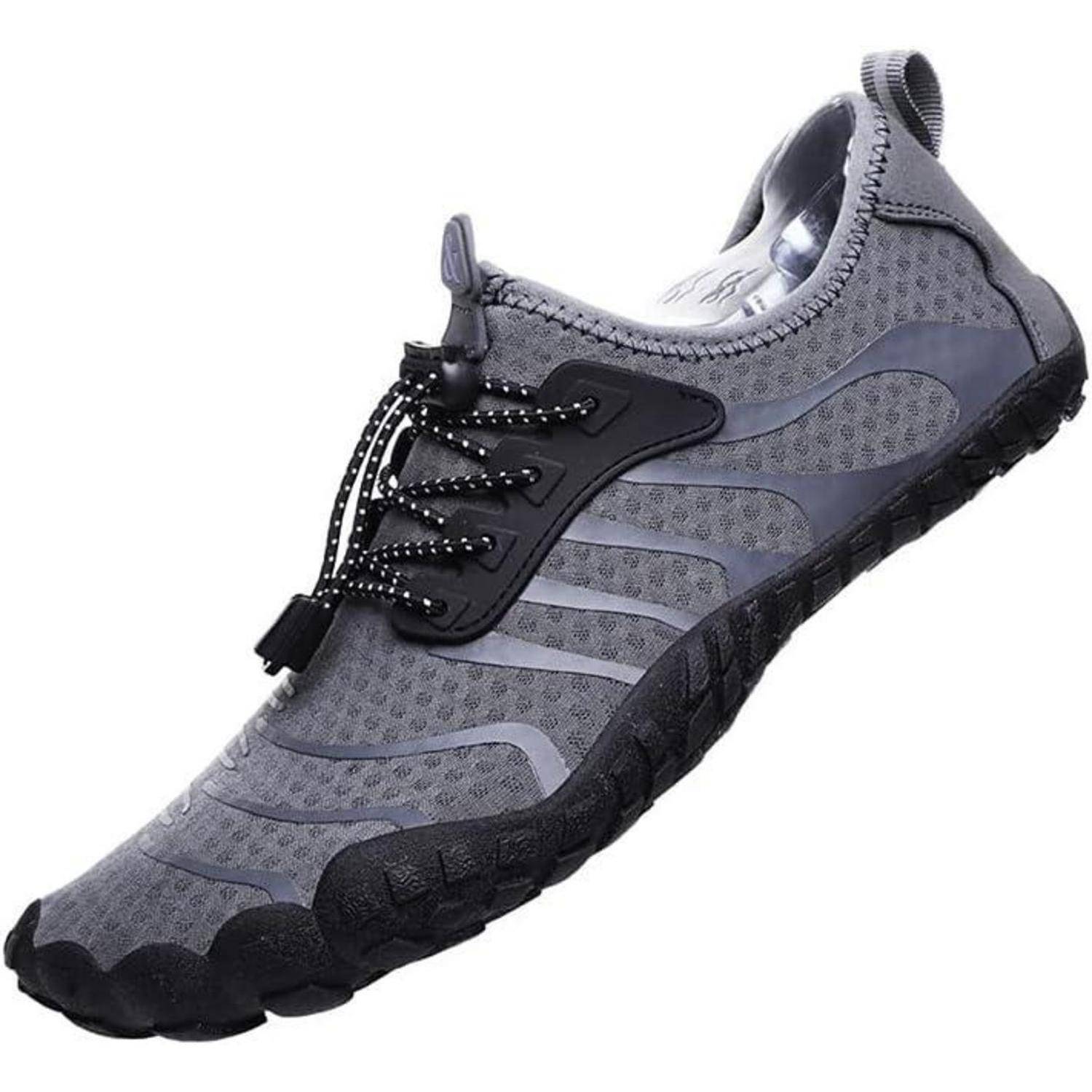 Ein grauer, leichter Sneaker mit schwarzen Schnürsenkeln und einer flexiblen Sohle, entwickelt für Outdoor-Aktivitäten.