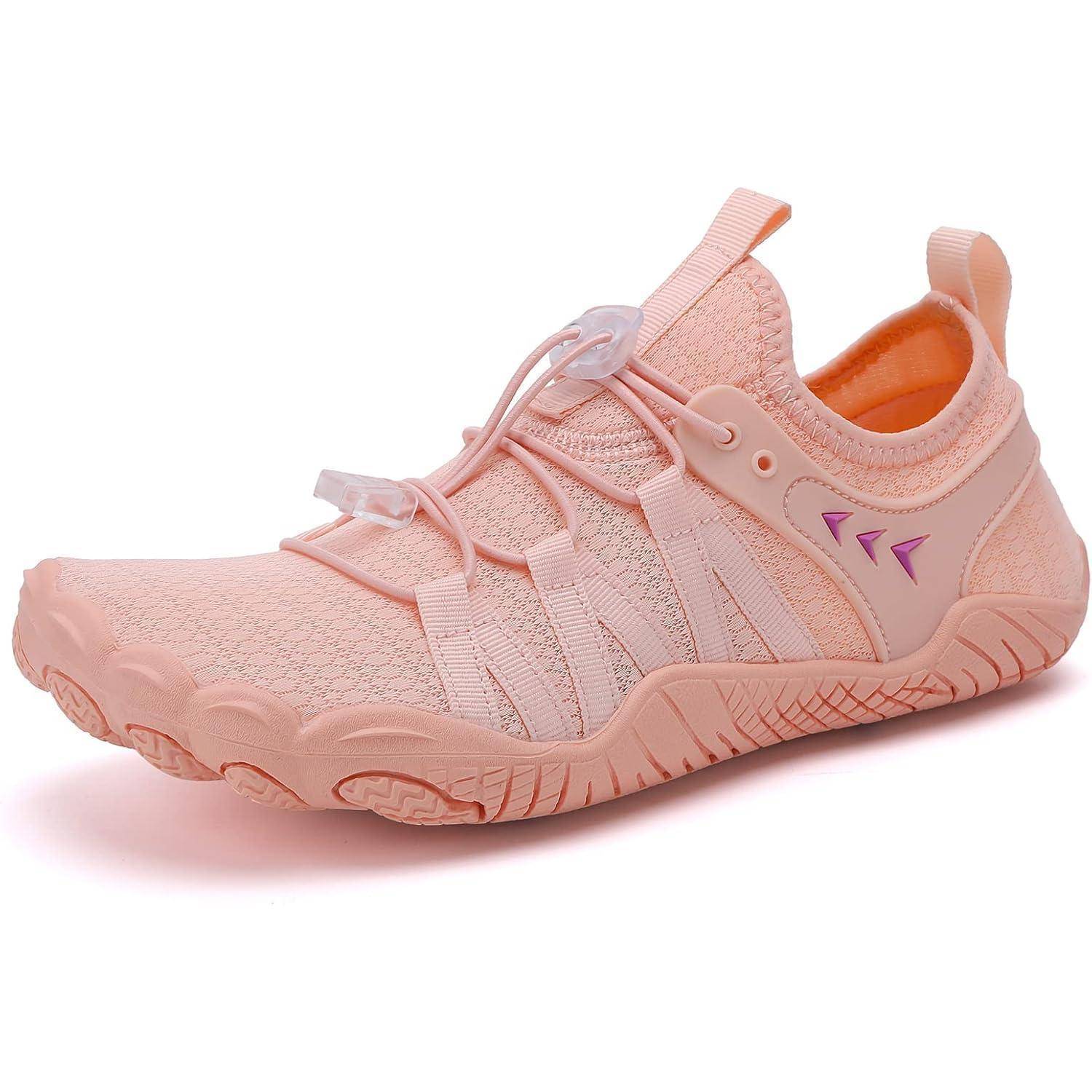 Ein pinker Sportschuh mit strukturierter Sohle, verstellbaren Schnürsenkeln und dreieckigen Akzenten an der Seite.