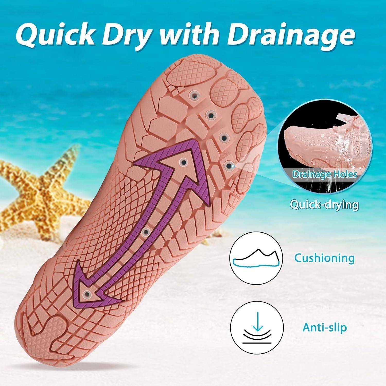 Schuhsohle am Strand mit Darstellung der Eigenschaften: 'Schnell trocknend mit Drainage', Polsterung, rutschfeste Eigenschaften und Ablaufbohrungen.