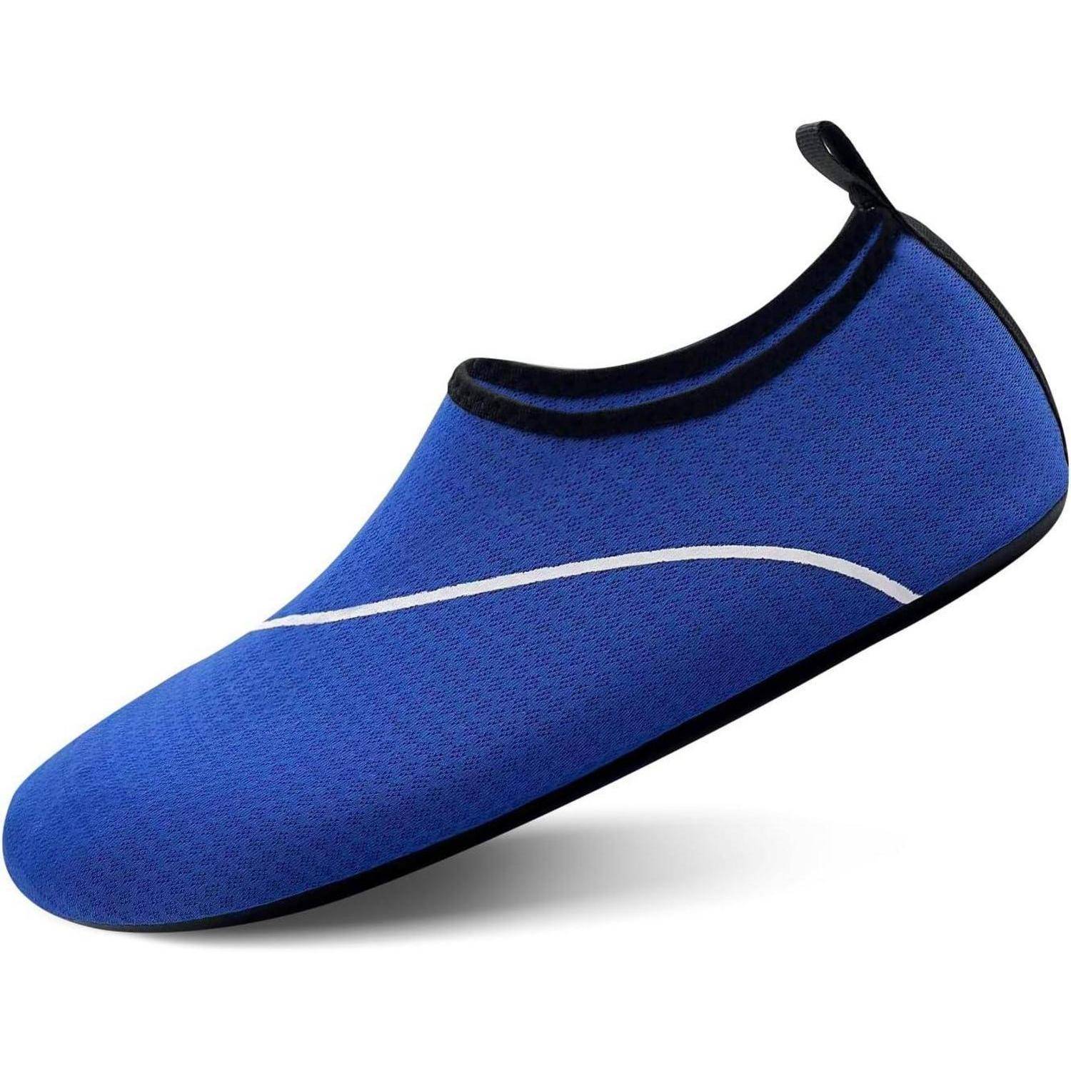 Ein blauer Wasserschuh zum Hineinschlüpfen mit schwarzem Rand und einer Zuglasche am Absatz, der ein elegantes Design für Strand- oder Wasseraktivitäten aufweist.