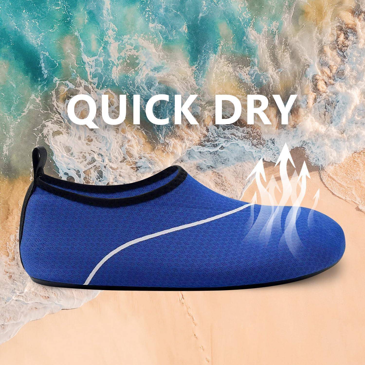 Ein blauer Slip-on-Wasserschuh mit einer geschwungenen weißen Linie, mit dem Aufdruck „SCHNELL TROCKNEND