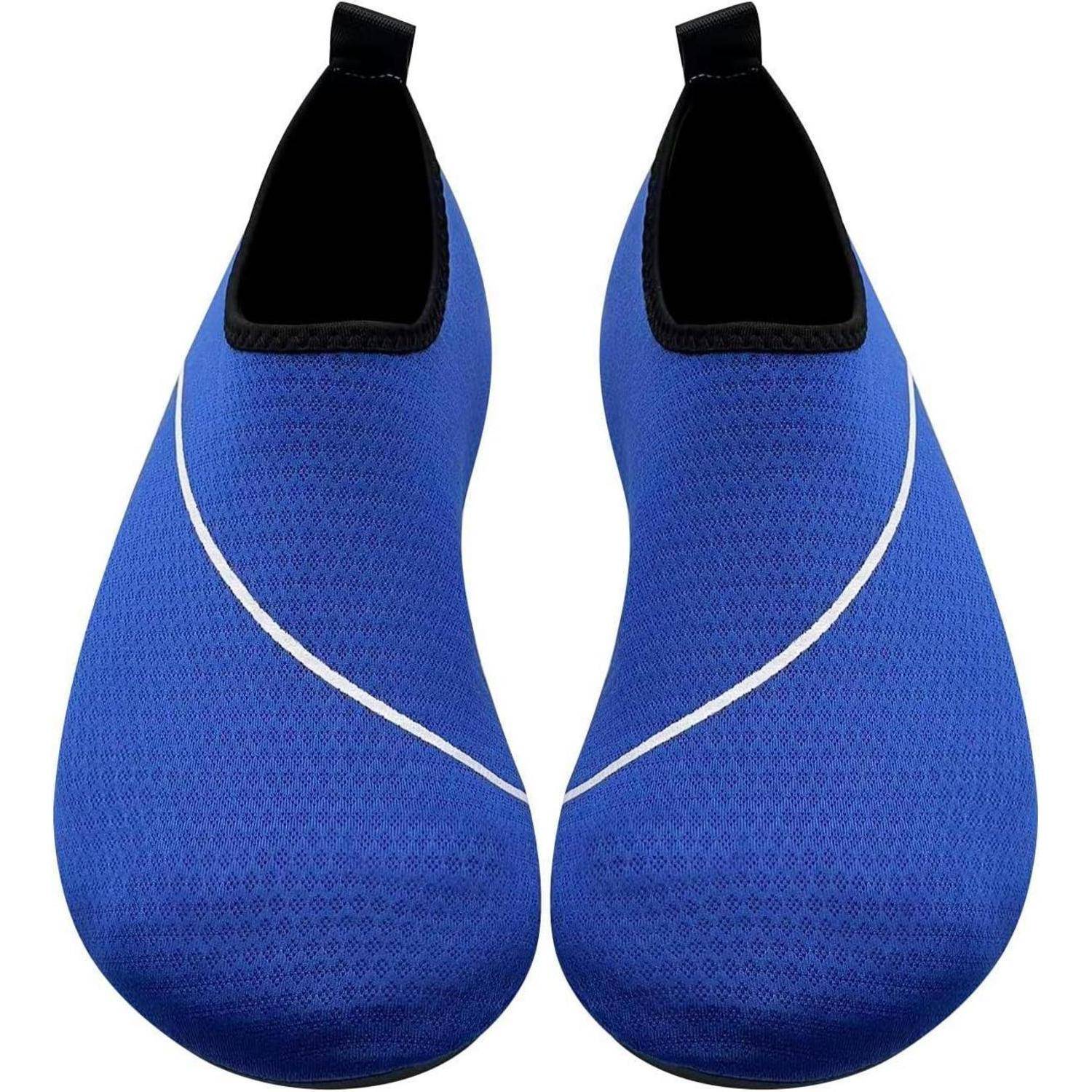 Ein Paar blaue Wasserschuhe mit schwarzem Rand und weißen Akzenten, die nach vorne gerichtet positioniert sind.
