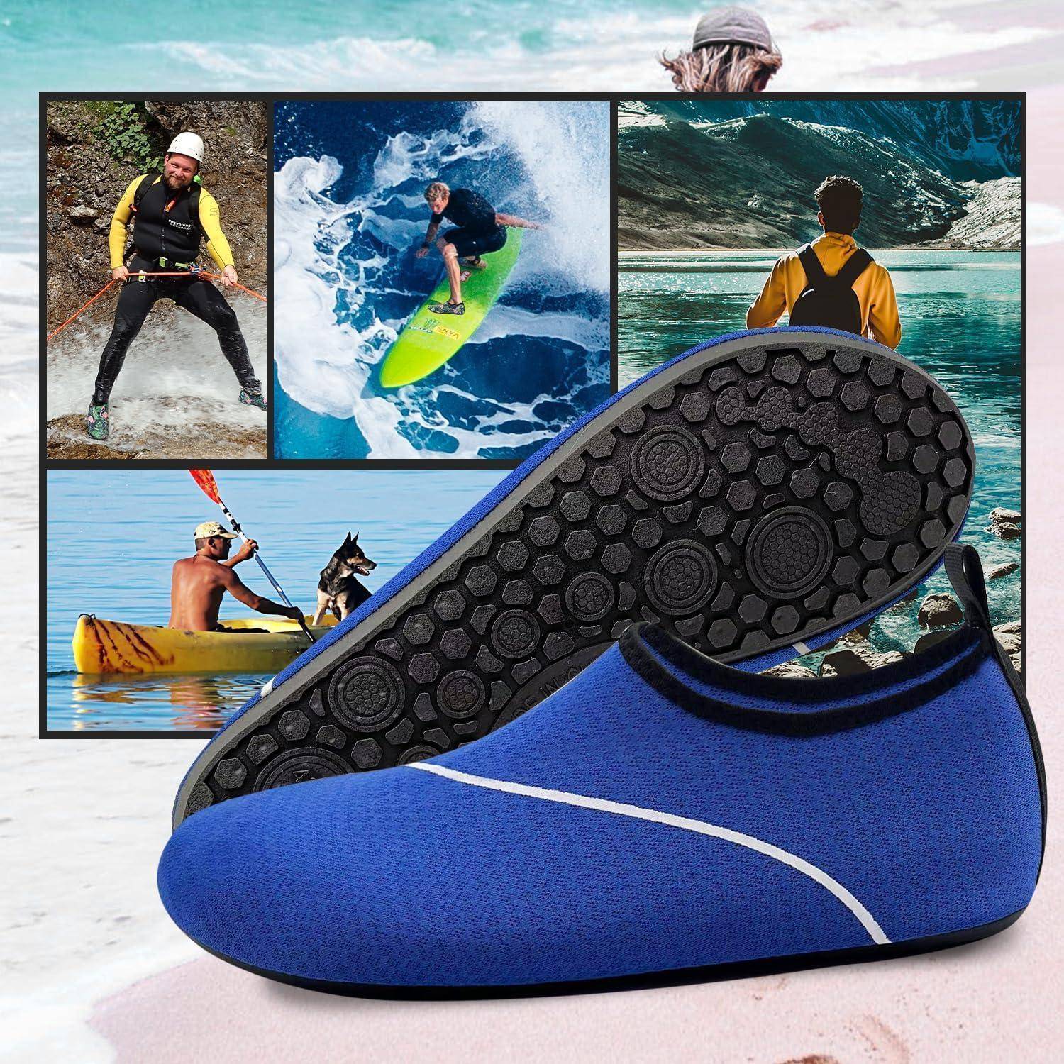 Eine Collage von Abenteuersportarten wie Surfen und Kajakfahren; der Vordergrund zeigt einen blauen Wasserschuh mit strukturierter Sohle für Halt.