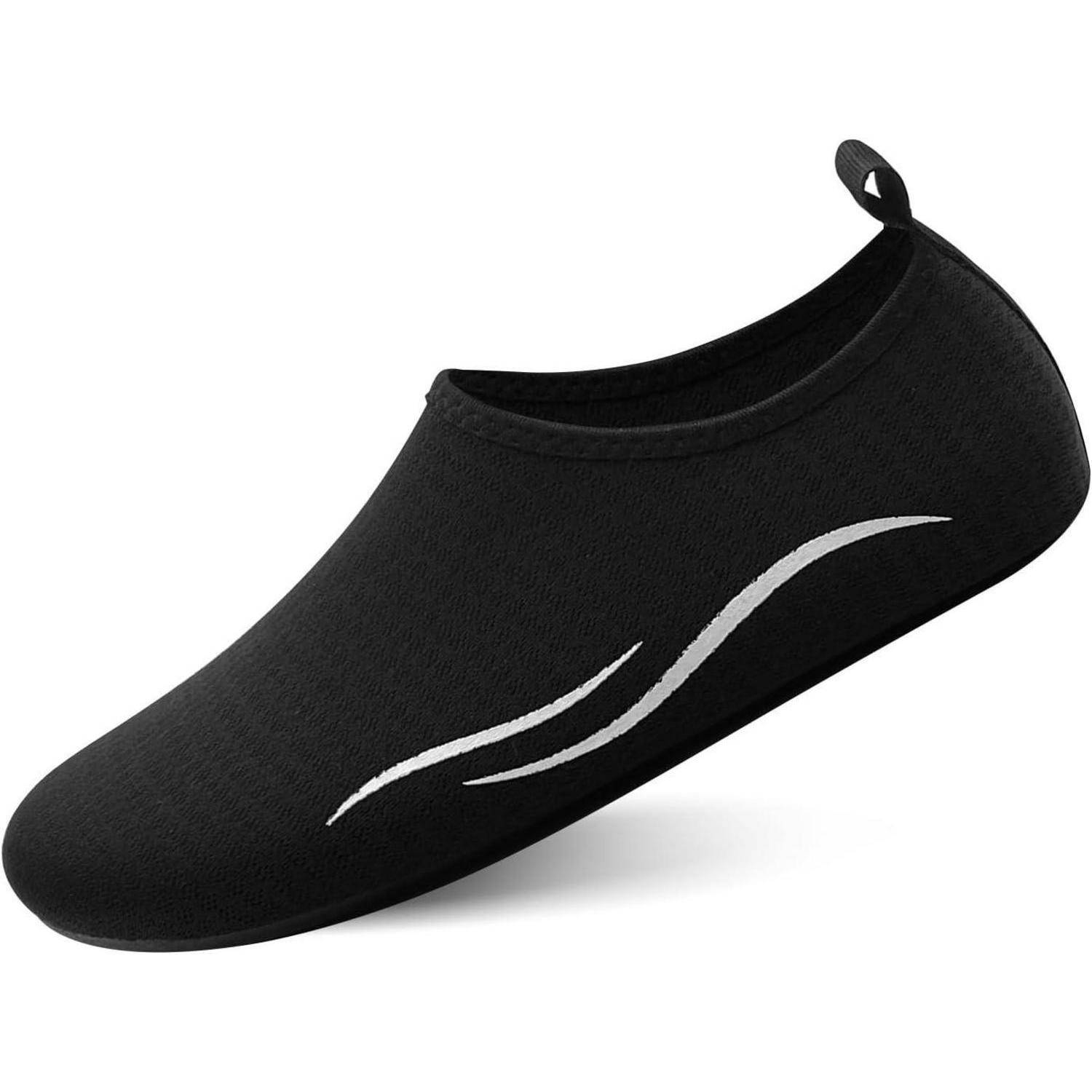Ein schwarzer Wasserschuh mit elegantem Design und einem silbernen Wellenmuster an der Seite, ausgestattet mit einer Zuglasche am Absatz für einfaches Anziehen.