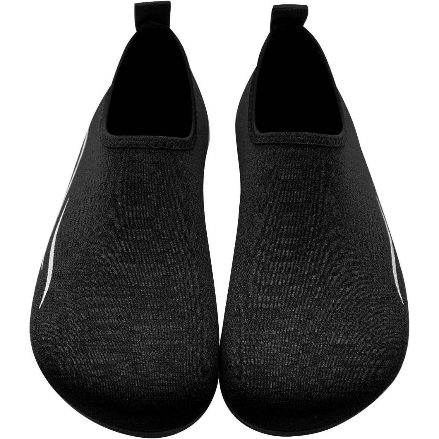 Schwarze Slip-On-Schuhe mit strukturiertem Stoff, von vorne betrachtet.