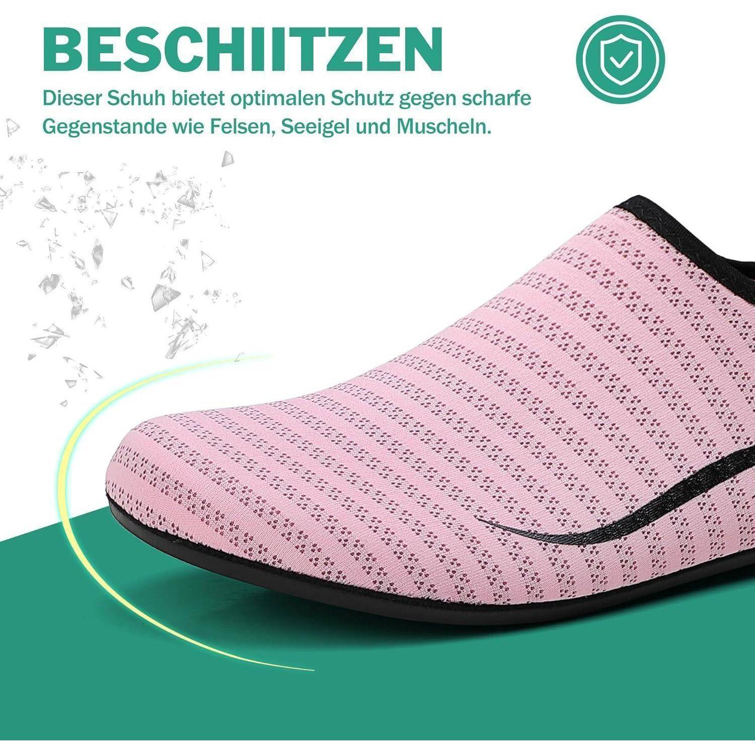 Eine rosa Wasserschuhe zum Hineinschlüpfen mit schwarzer Einfassung, präsentiert auf einem weiß-grünen Hintergrund. Der Text ist auf Deutsch und betont ihre Schutzfunktionen.