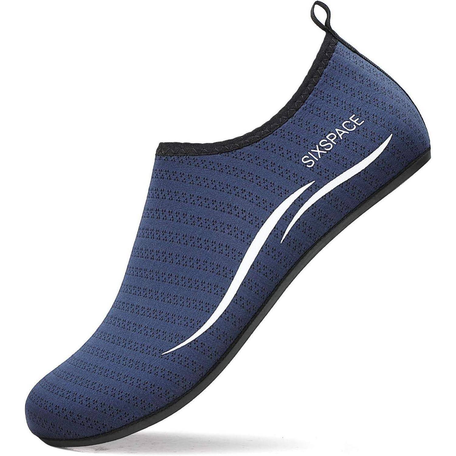 Eine leichte, blaue Wasserschuh mit einem Schlupfdesign und weißem Streifen-Detail. Der Markenname 'SIXSPACE' ist auf der Seite sichtbar.