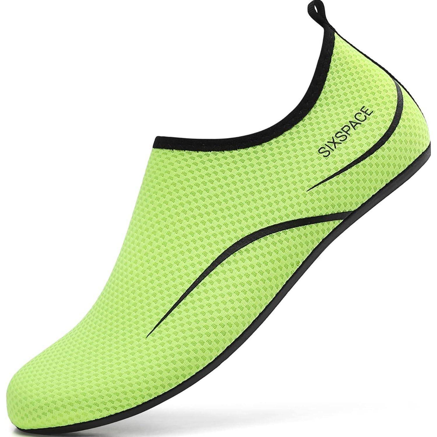 Ein limettenfarbener Wasserschuh mit schwarzem Rand, mit einer strukturierten Oberfläche und dem Markennamen 'SYXSPACE' an der Seite.