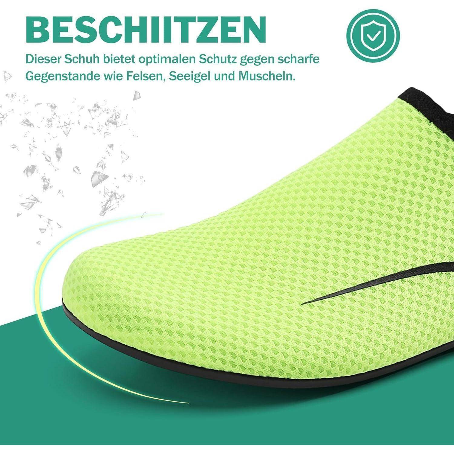 Ein grüner Schuh, der optimalen Schutz gegen scharfe Steine, Korallen und Muscheln bietet, hervorgehoben mit deutschem Text.