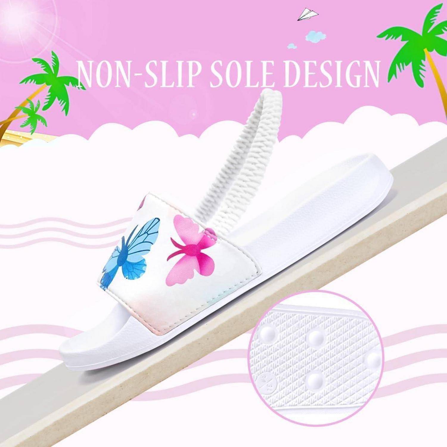 Weißer Sandale mit blauen und rosa Schmetterlingen, präsentiert auf einer Steigung, mit Hervorhebung des rutschfesten Sohlendesigns vor tropischen Hintergrundlementen.