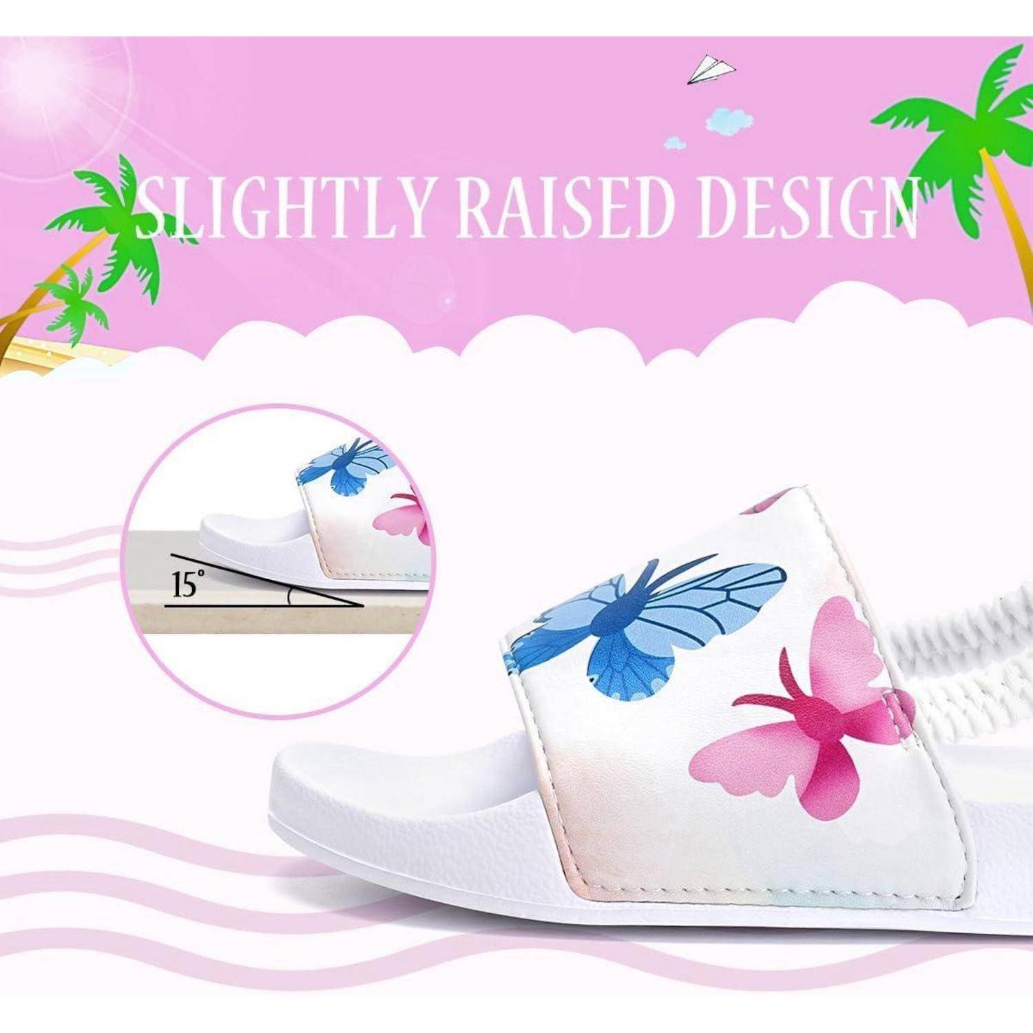 Sandalen mit Schmetterlings-Design, ausgestattet mit einer leicht erhöhten Sohle für verbesserte Unterstützung. Vor einem tropisch gestalteten Hintergrund präsentiert.