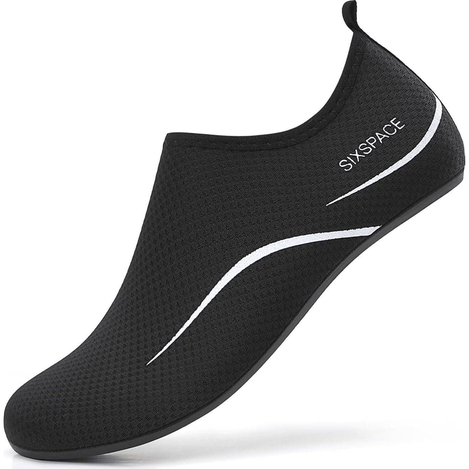 Eine schwarze minimalistische Wasserschuhe mit geschwungenen weißen Linien und dem Text 'SIXSPACE' an der Seite, mit einer Zugschlaufe an der Ferse.