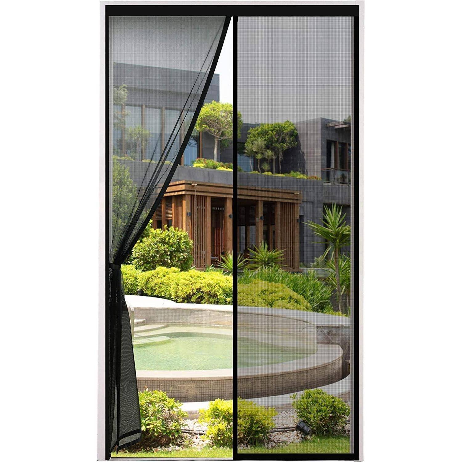 Eine moderne Terrassenansicht mit einem Teich und üppiger Vegetation, die durch halb geöffnete, durchsichtige schwarze Vorhänge an einem großen Fenster sichtbar ist.