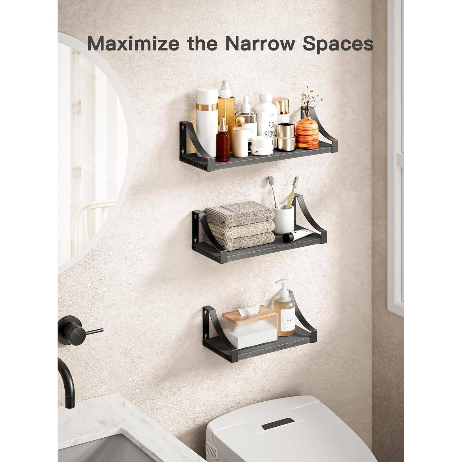 Drei Wandregale mit Toilettenartikeln und Dekorationen in einem minimalistischen Badezimmer. Text lautet: 