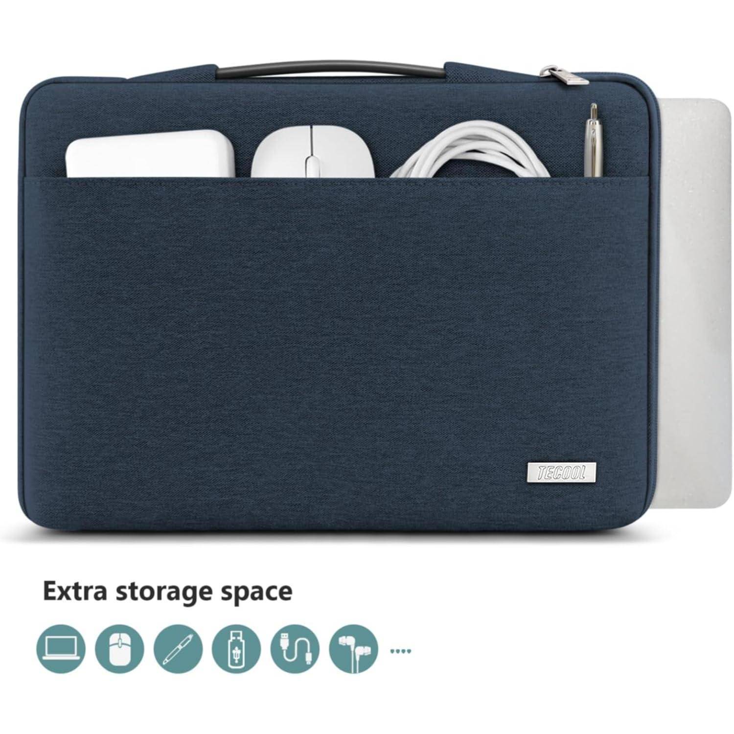 Eine dunkelblaue Laptophülle mit sichtbaren Fachtaschen, die eine Maus, ein Kabel, einen USB-Stick und einen Stift enthalten und den Slogan 