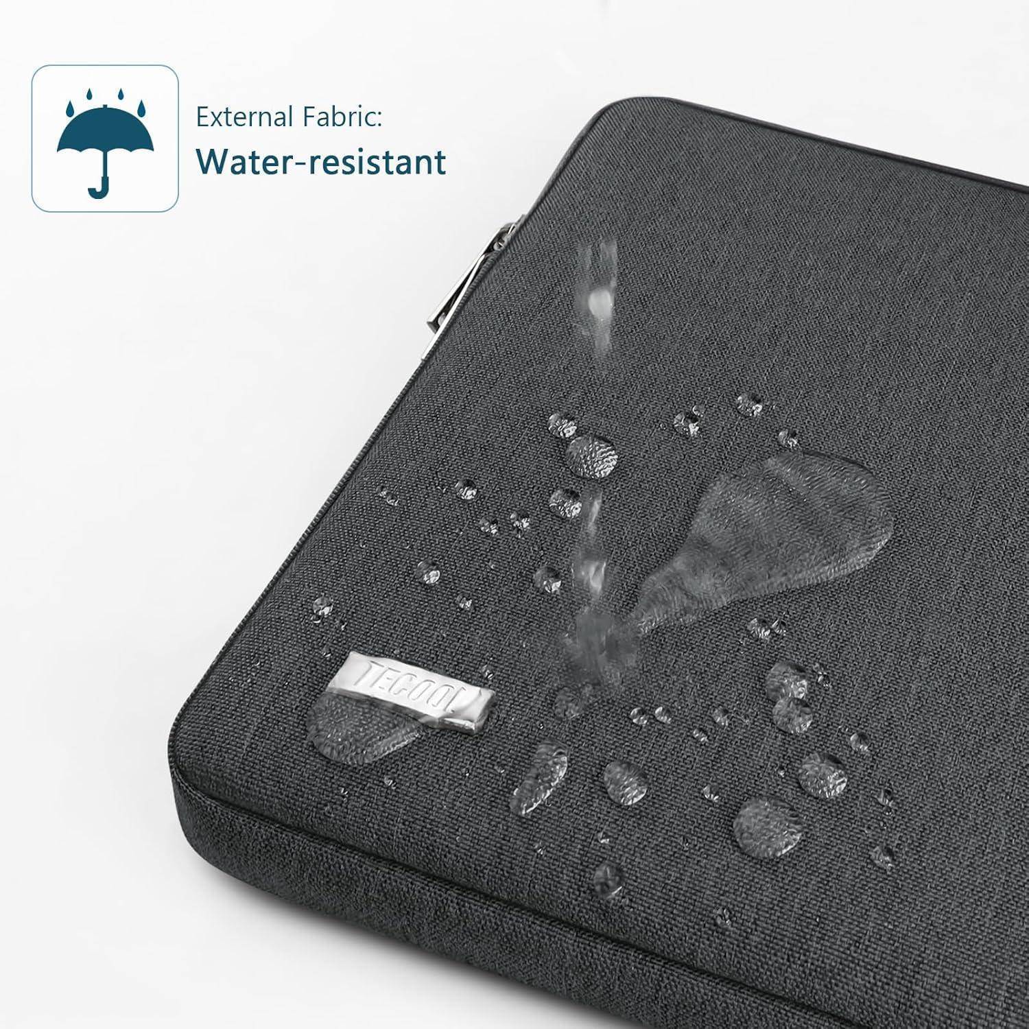 Eine dunkelgraue Stofftasche mit 'TEAGOO' Etikett wird gezeigt, wie sie Wassertropfen abweist. Text neben einem Regenschirm-Symbol liest 'Außenstoff: Wasserabweisend'.