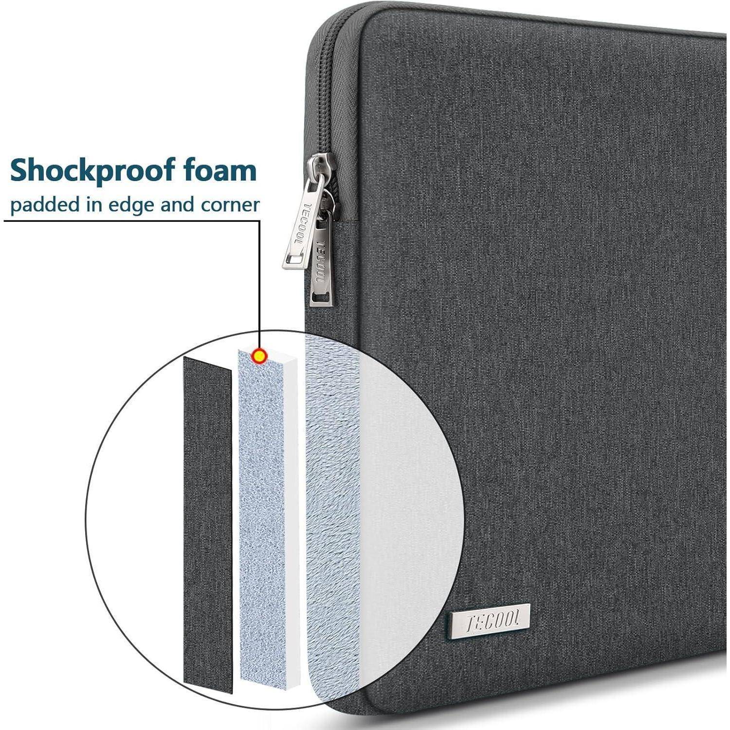 Eine dunkelgraue Laptoptasche mit einem Etikett, auf dem 'degoo' steht. Eine Grafik zeigt stoßdämpfende Schaumstoffpolsterung an den Kanten und Ecken.
