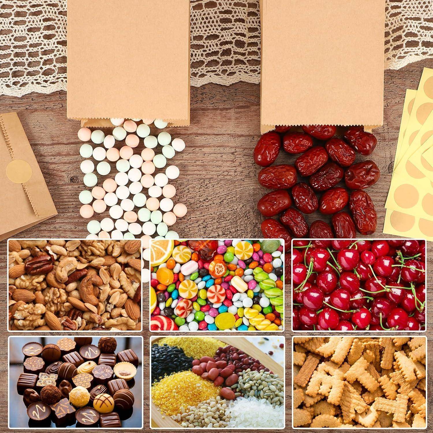 Eine Auswahl an Snacks und Leckereien, darunter Schokoladen, getrocknete Früchte, Nüsse, Süßigkeiten und Kekse, die auf einer Spitzendecke ausgebreitet sind.