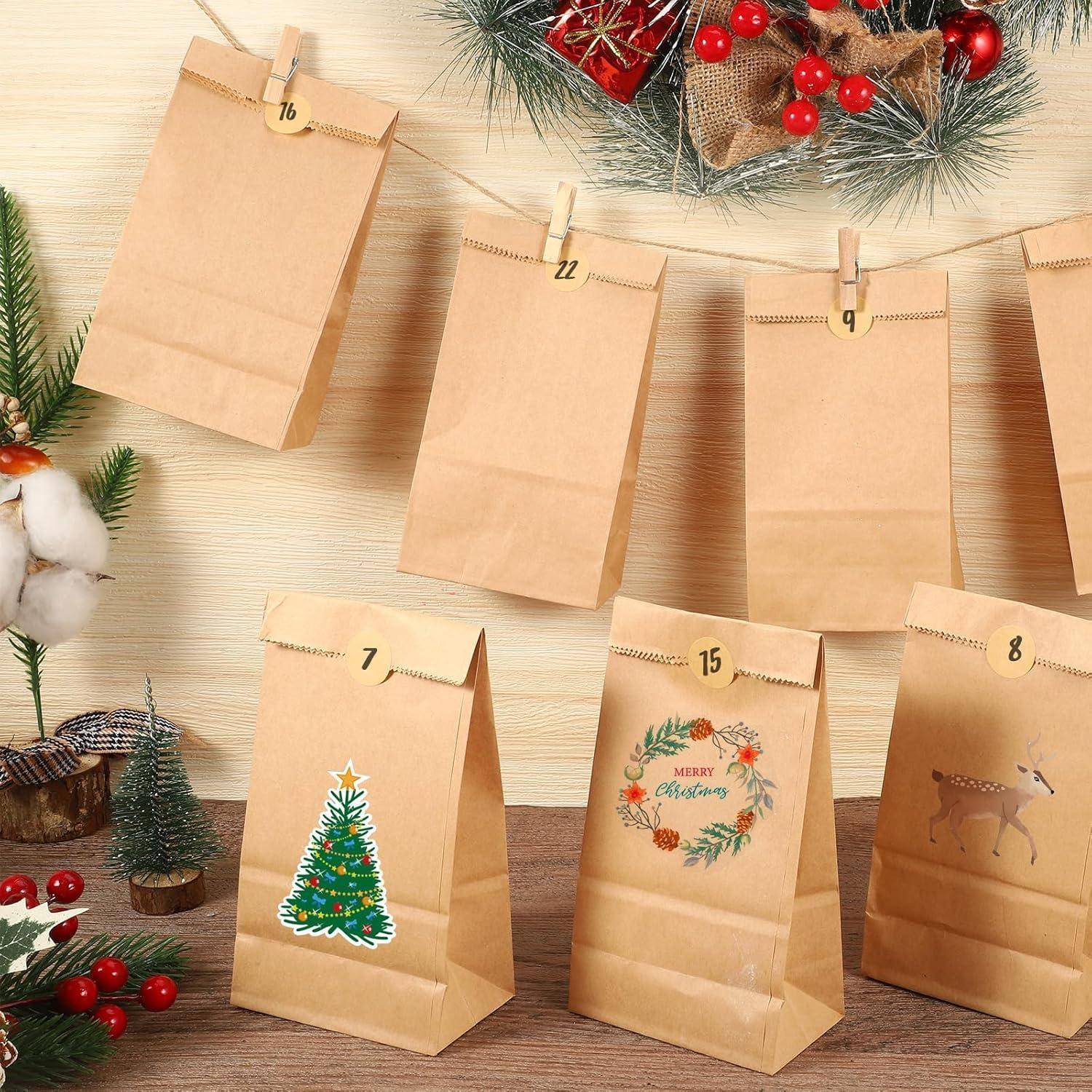 Sieben braune Papiertüten, nummeriert von 6 bis 15, werden als Adventskalender ausgestellt. Die Dekoration umfasst Stechpalme, Tannenzapfen und einen kleinen Weihnachtsbaumsticker.
