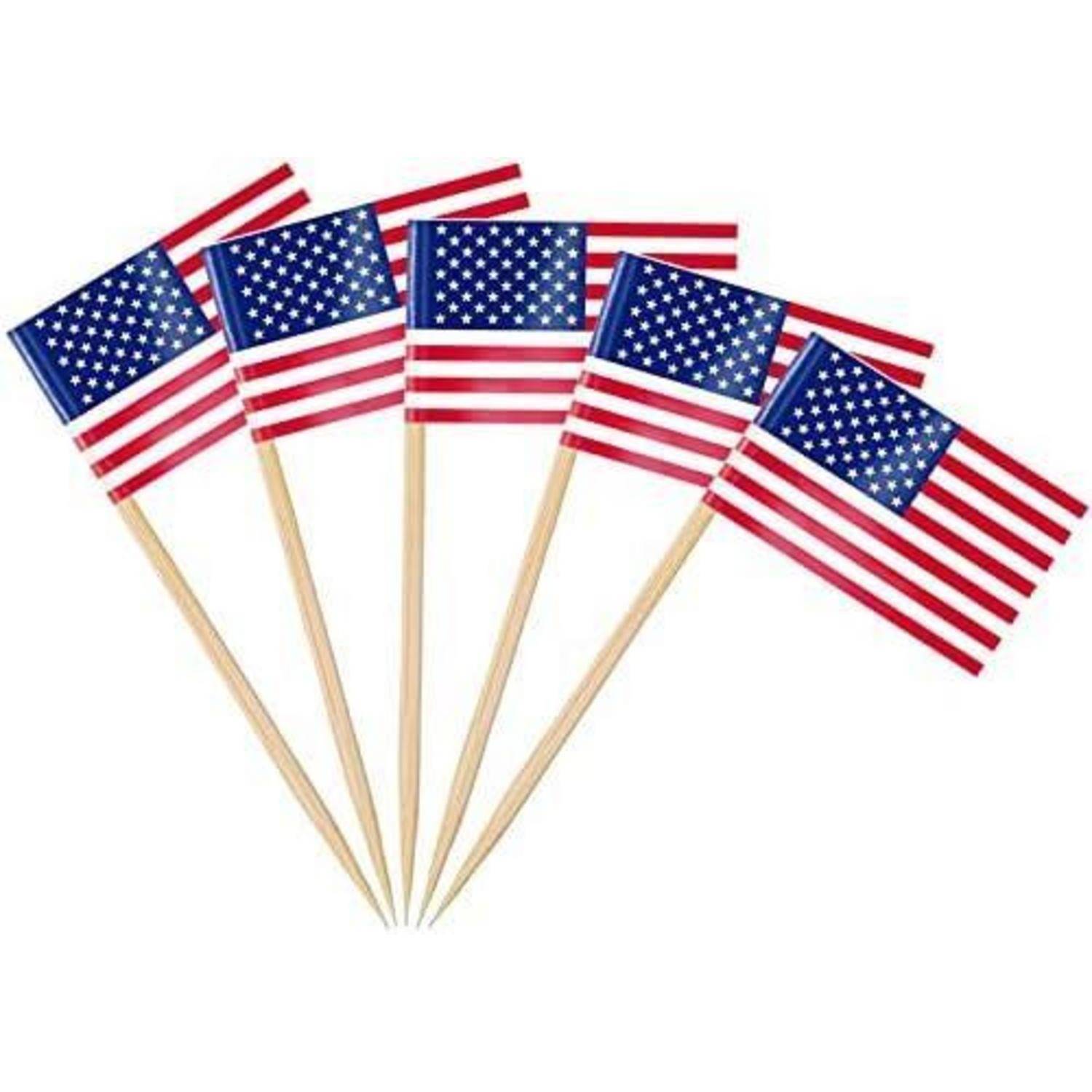 Fünf kleine amerikanische Flaggen auf Holzstöcken, in einer Fächerform angeordnet.