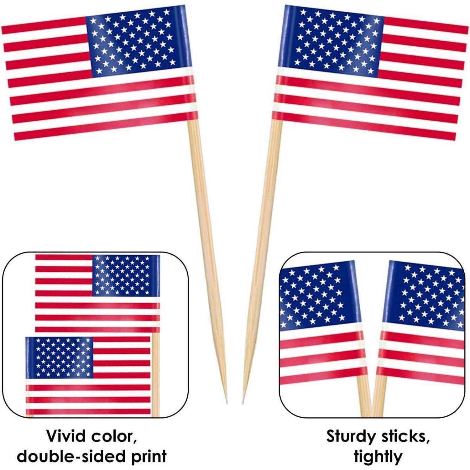 Zwei kleine amerikanische Flaggen auf Holzstäben. Einblendungen heben den lebendigen, beidseitigen Druck und die robuste Bauweise hervor.
