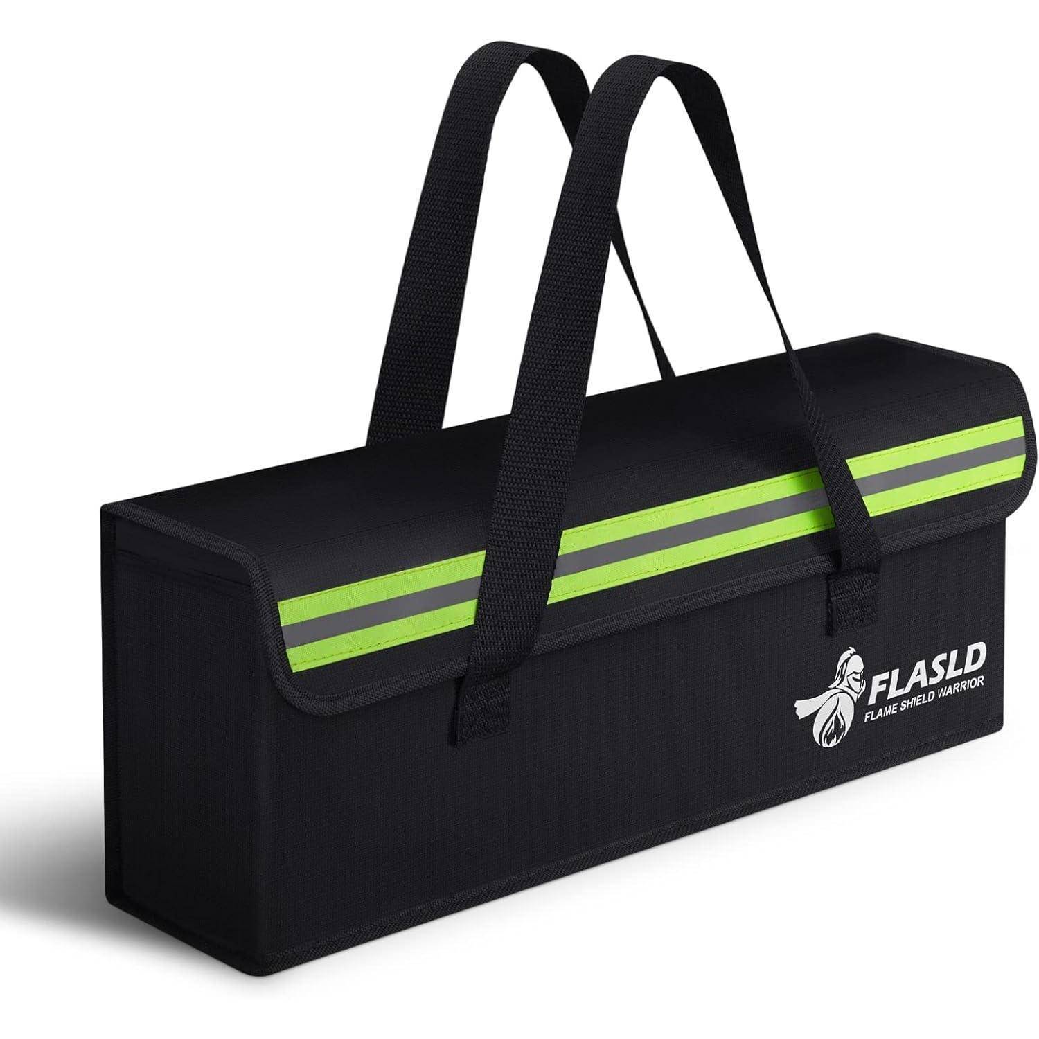 Eine schwarze Flammenschild-Tasche mit doppelten Griffen, versehen mit einem grünen Streifen und dem 'FaslD'-Logo, entwickelt für sichere Batteriespeicherung und -transport.