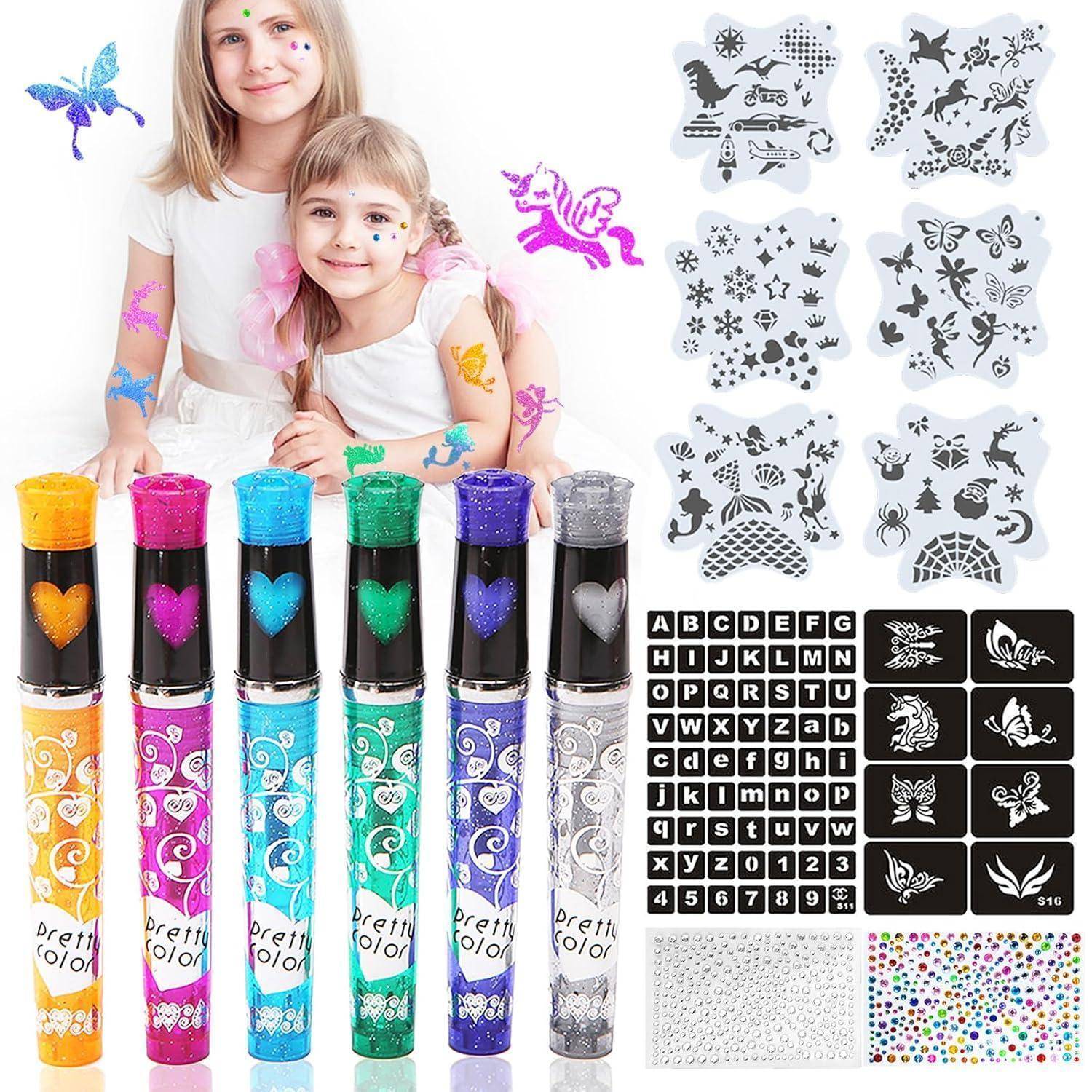Zwei Kinder mit Glitzer-Tattoos, umgeben von bunten Glitzerröhrchen, Schablonen mit verschiedenen Designs, Alphabet-Stickern und kleinen Edelsteinen.