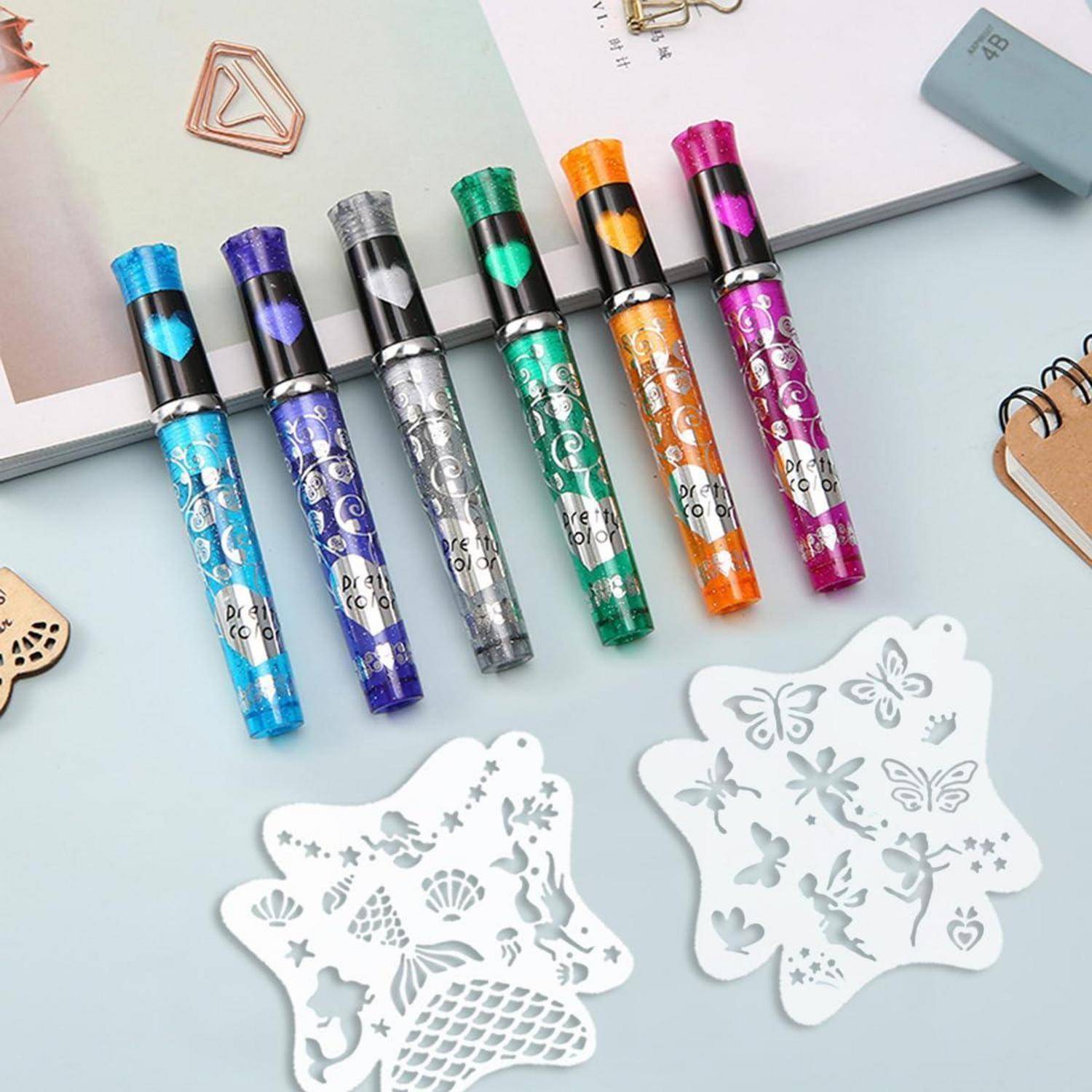 Bunte Glitzerstifte und dekorative Schablonen auf einem Basteltisch, die eine Einrichtung für kreative DIY-Projekte andeuten.