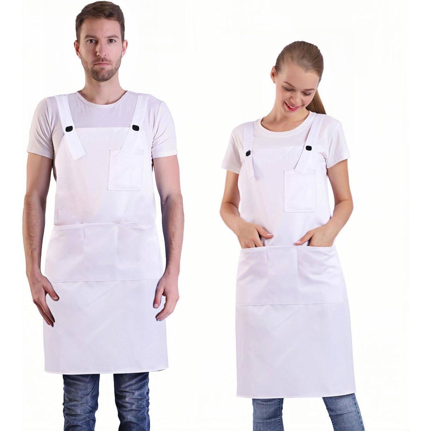 Ein Mann und eine Frau, die weiße Schürzen und weiße T-Shirts tragen, stehen nebeneinander und blicken nach vorn. Beide haben eine Tasche an ihrer Schürze.