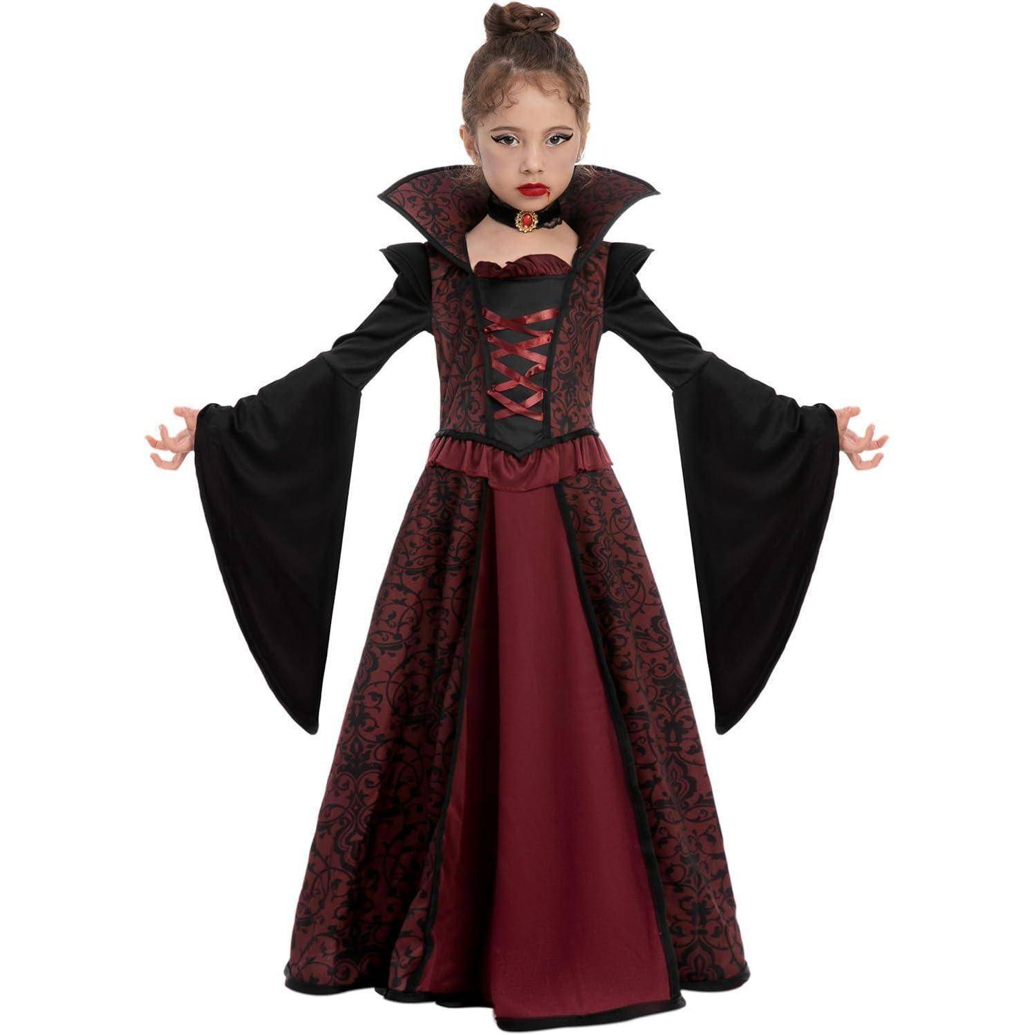 Ein Kind in einem roten und schwarzen Vampirkostüm mit hohem Kragen und weiten Ärmeln posiert.