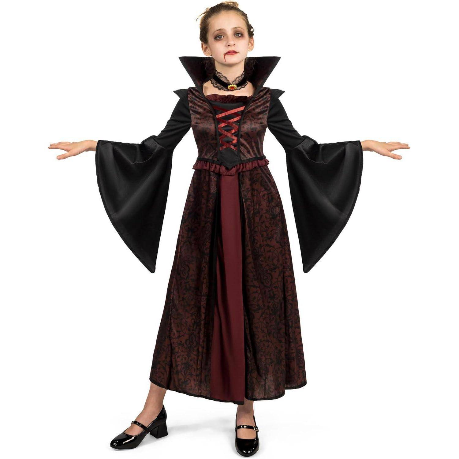 Ein Kind, gekleidet in einem Vampirkostüm mit einem langen, dunkelroten und schwarzen Gewand, steht mit ausgestreckten Armen und präsentiert weite Ärmel.