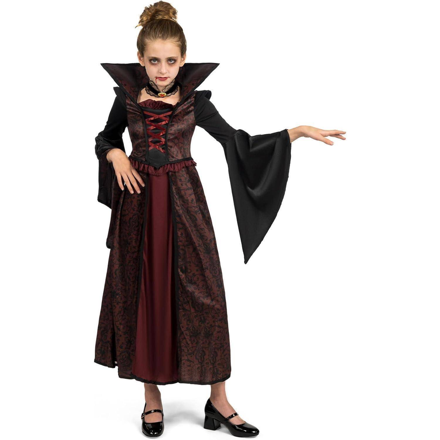 Ein junges Mädchen in einem Vampirkostüm mit hohem Kragen und weiten Ärmeln, die mit ausgestrecktem rechtem Arm posiert.