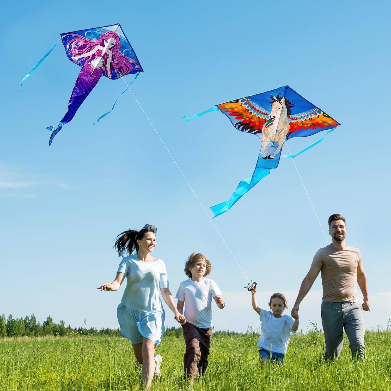 Eine vierköpfige Familie genießt das Steigenlassen bunter Drachen auf einer grasbewachsenen Wiese unter einem klaren blauen Himmel und fängt einen fröhlichen Moment im Freien gemeinsam ein.