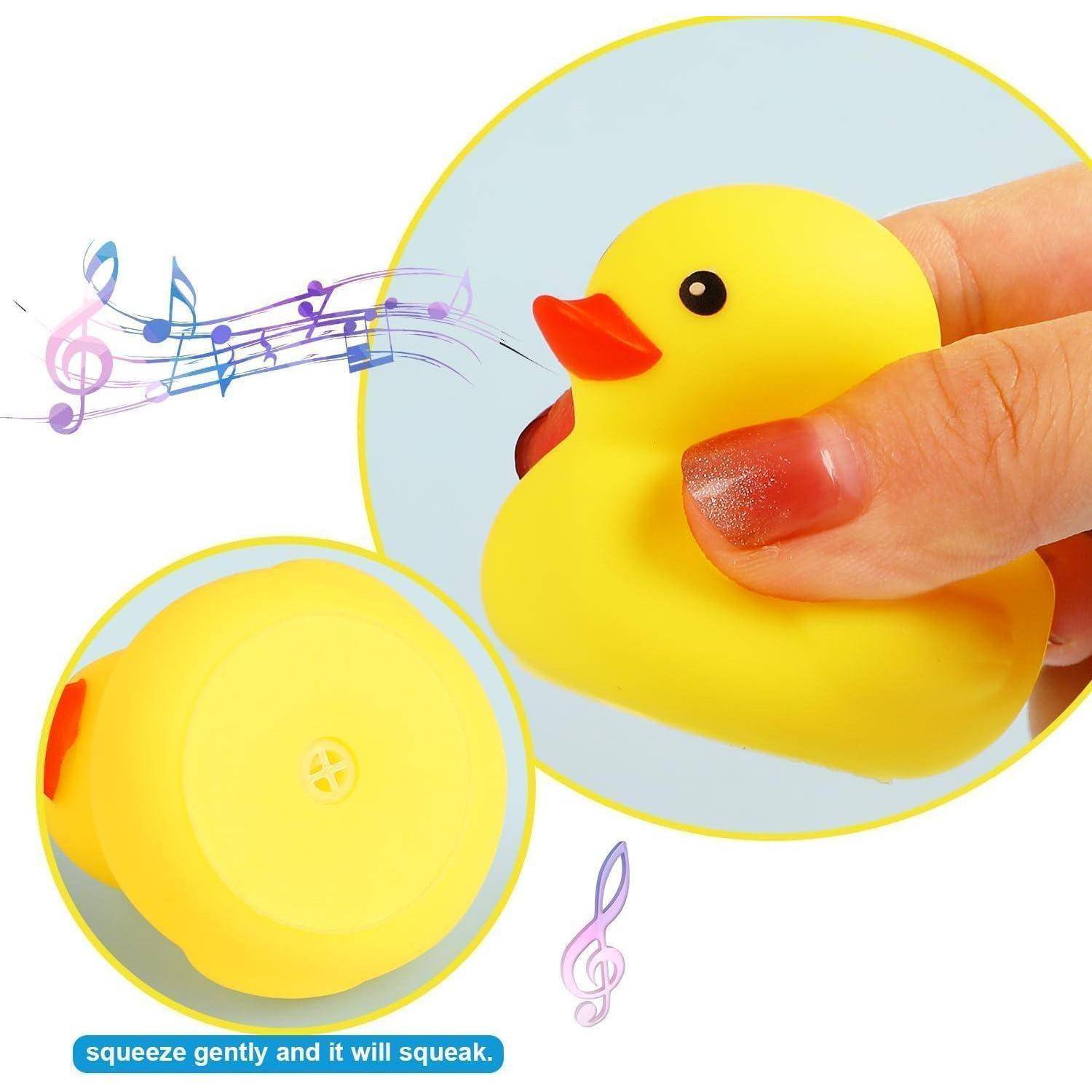 Eine Hand, die eine gelbe Gummiente zusammendrückt, mit Musiknoten um sie herum, die anzeigen, dass sie Geräusche macht. Textanweisung: „Drücke vorsichtig, und sie wird quietschen.