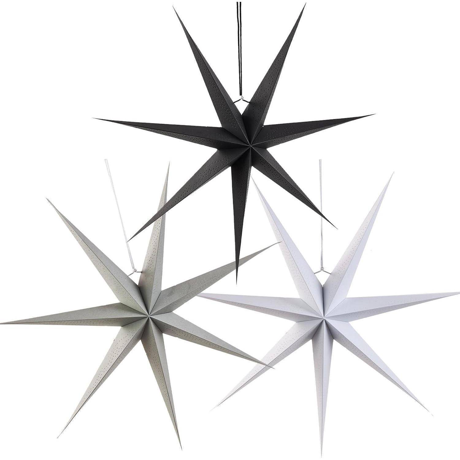 Drei dekorative hängende Sterne in Schwarz, Grau und Weiß, jeweils mit acht Spitzen, in einem Cluster vor einem schlichten Hintergrund angeordnet.
