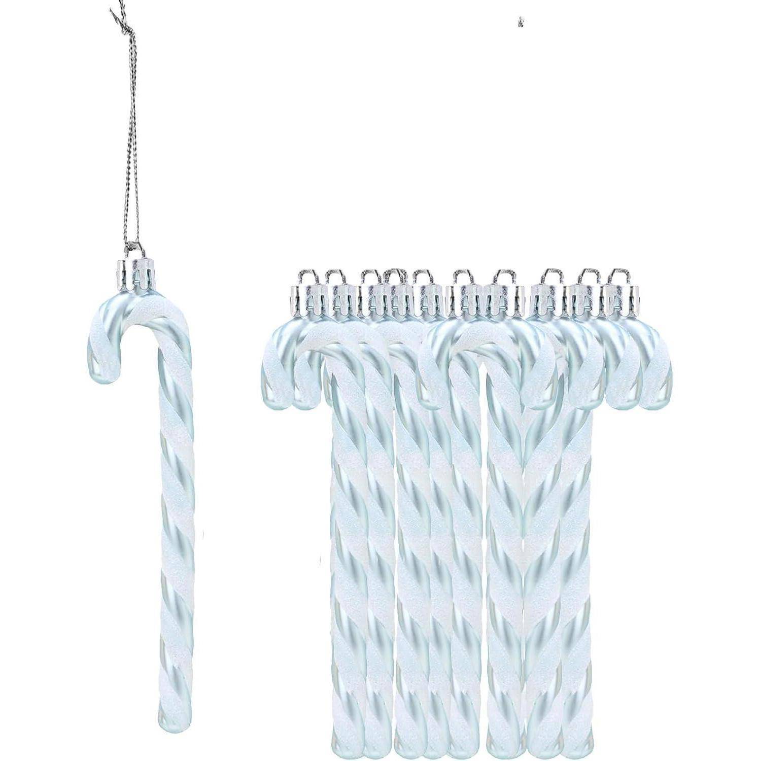 Weiße und silbern gestreifte Zuckerstangen-Christbaumschmuck, eine einzeln hängend, acht zusammengebündelt, entworfen für die Weihnachtsdekoration.