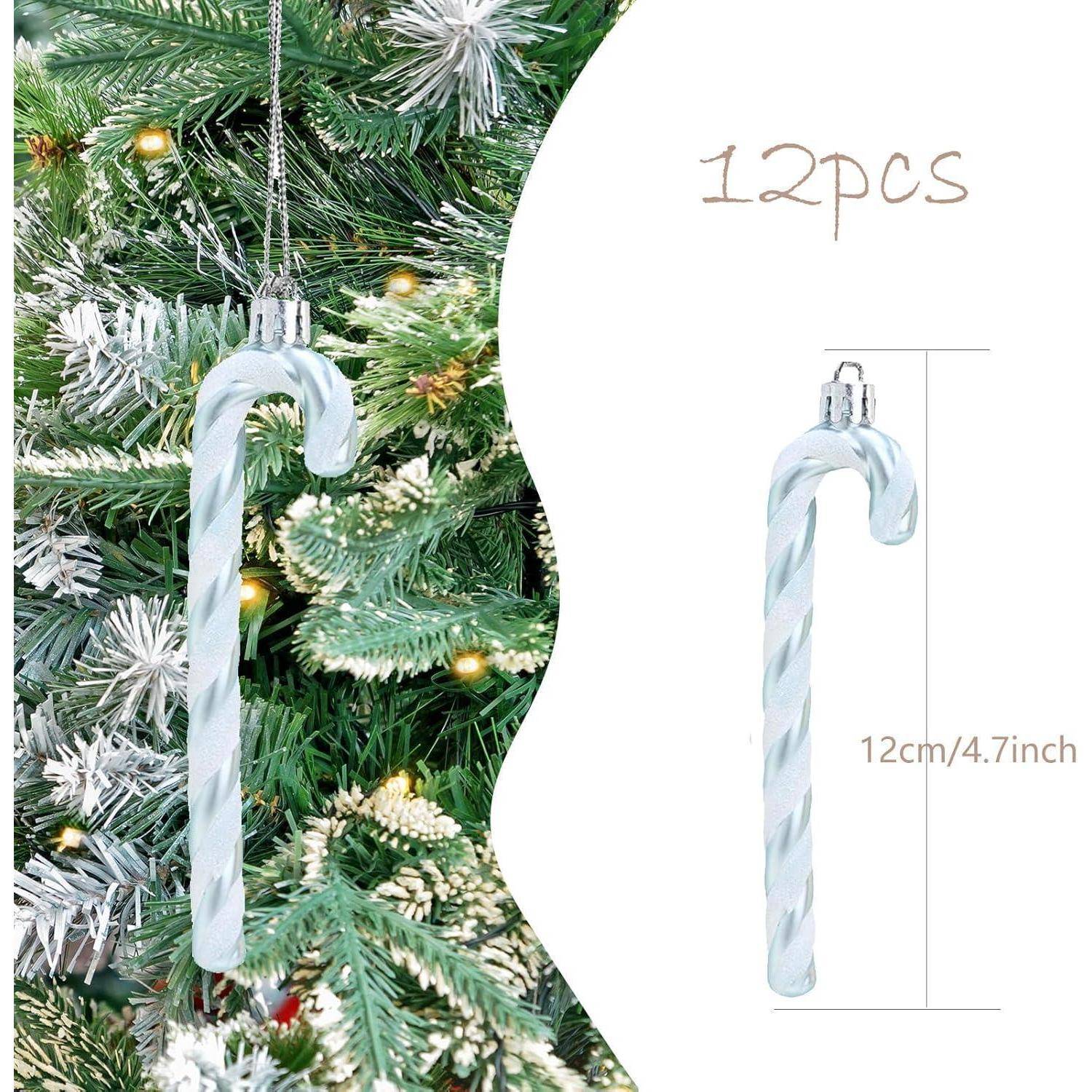 Weihnachtsbaum mit silbernem Zuckerstangen-Anhänger. Text '12Stk' und Größe '12cm/4,7Zoll' rechts. Silberner Anhänger hängt an einem Ast.