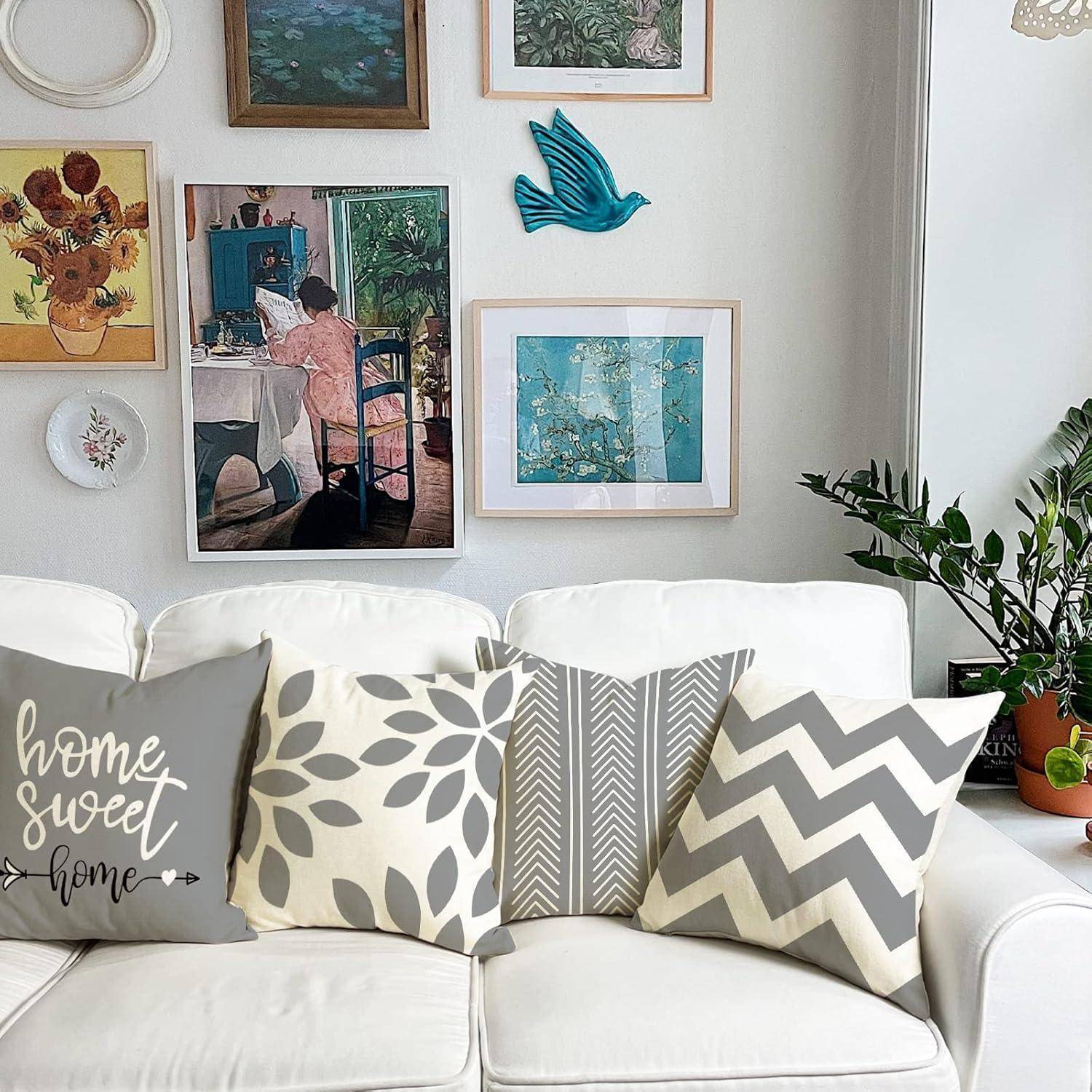 Ein gemütliches Wohnzimmer mit einem weißen Sofa, das mit gemusterten Kissen geschmückt ist, umgeben von Zimmerpflanzen und Wandkunst, die eine warme Atmosphäre schaffen.