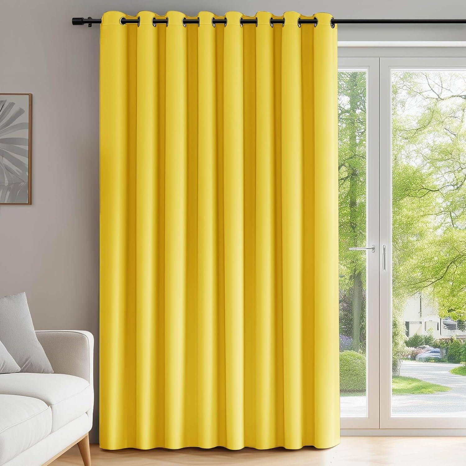 Helle gelbe Vorhänge hängen vor einem Fenster, wobei Sonnenlicht durch sie hindurchströmt, neben einem Abschnitt eines weißen Sofas in einem Raum.