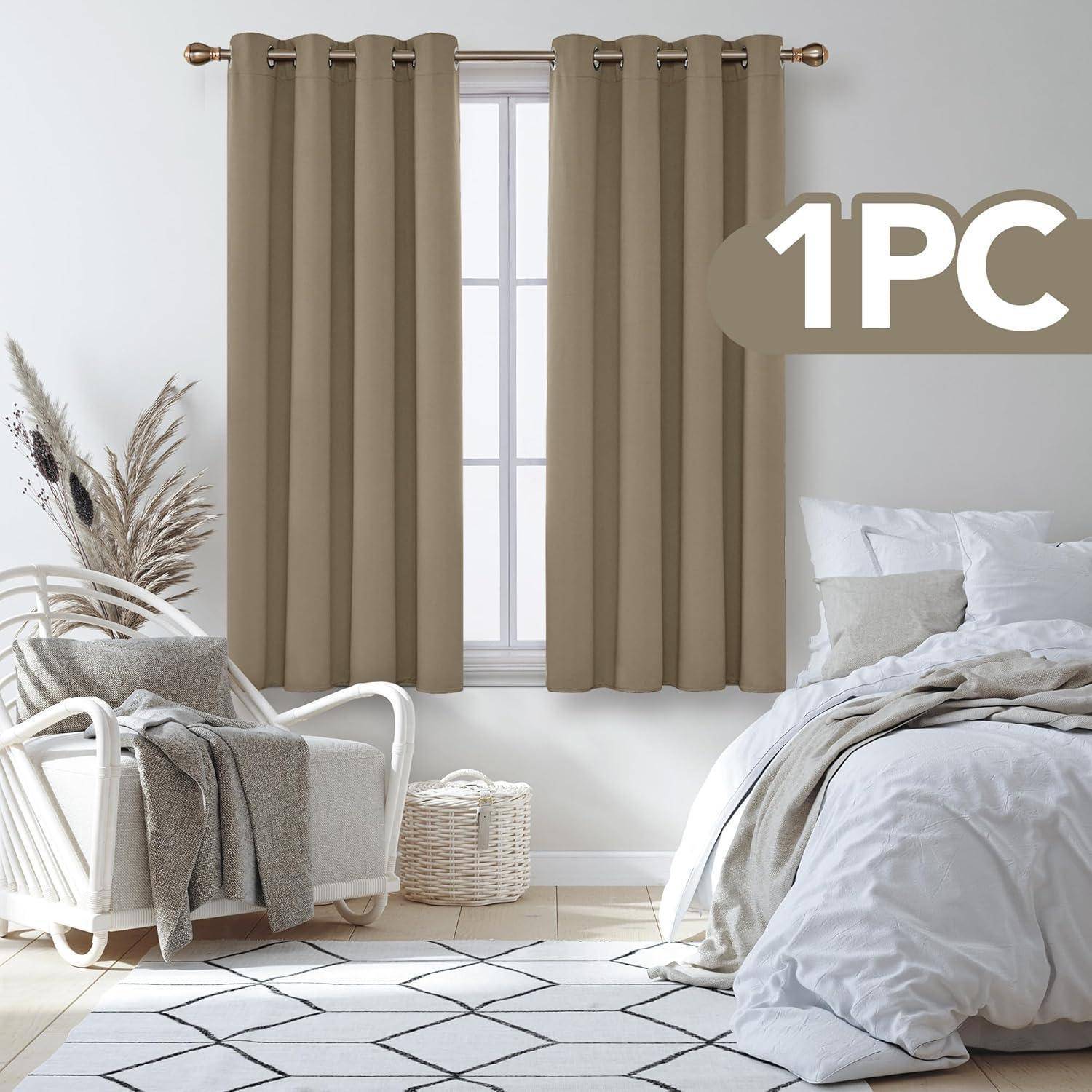 Ein minimalistisches Schlafzimmer mit beigen Vorhängen, einem Rattanstuhl mit einer Decke, einem Korb und einem Bett mit weißer Bettwäsche. Text lautet '1PC'.