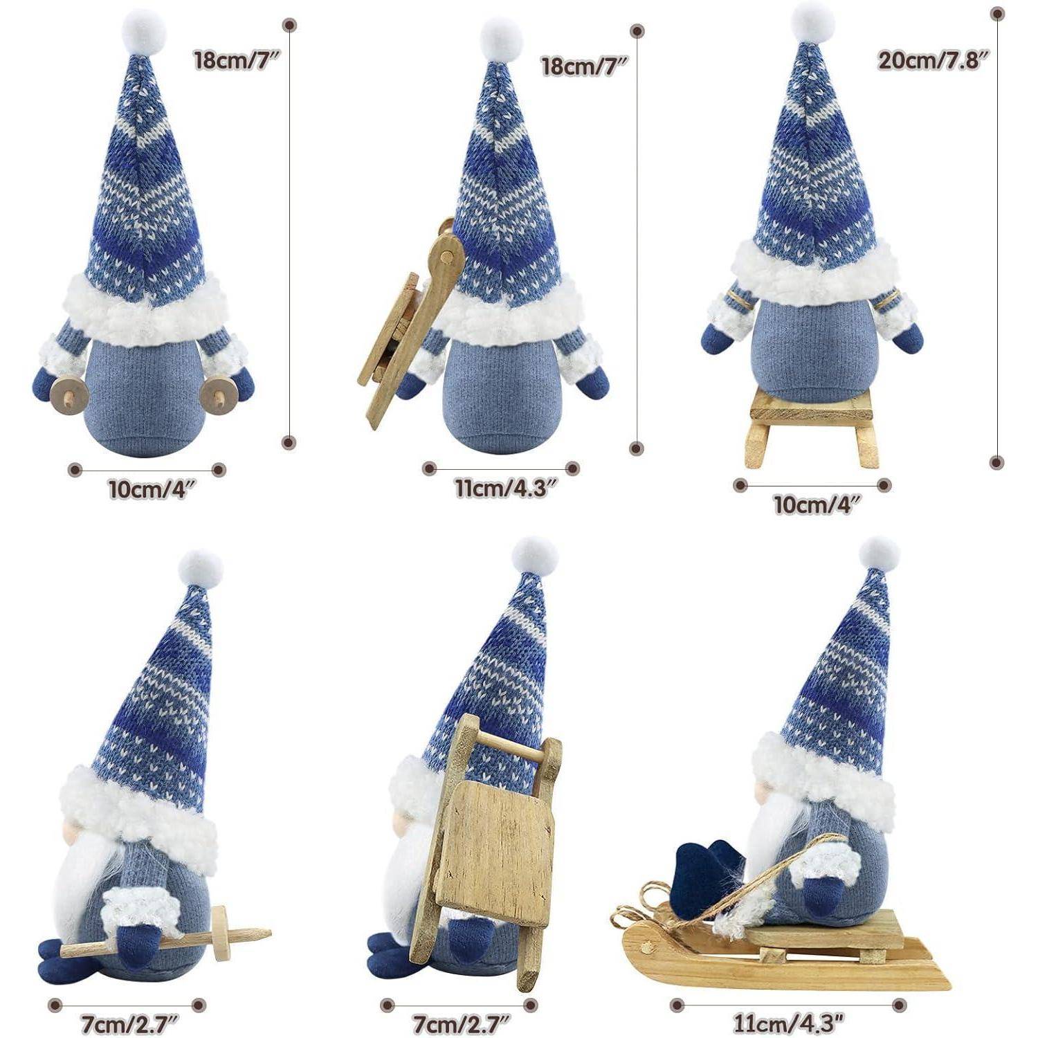 Plüsch-Gnom-Figur in blauer Winterkleidung mit Mustern, aus verschiedenen Blickwinkeln gezeigt. Wird mit einem Holzschlitten als Zubehör geliefert.