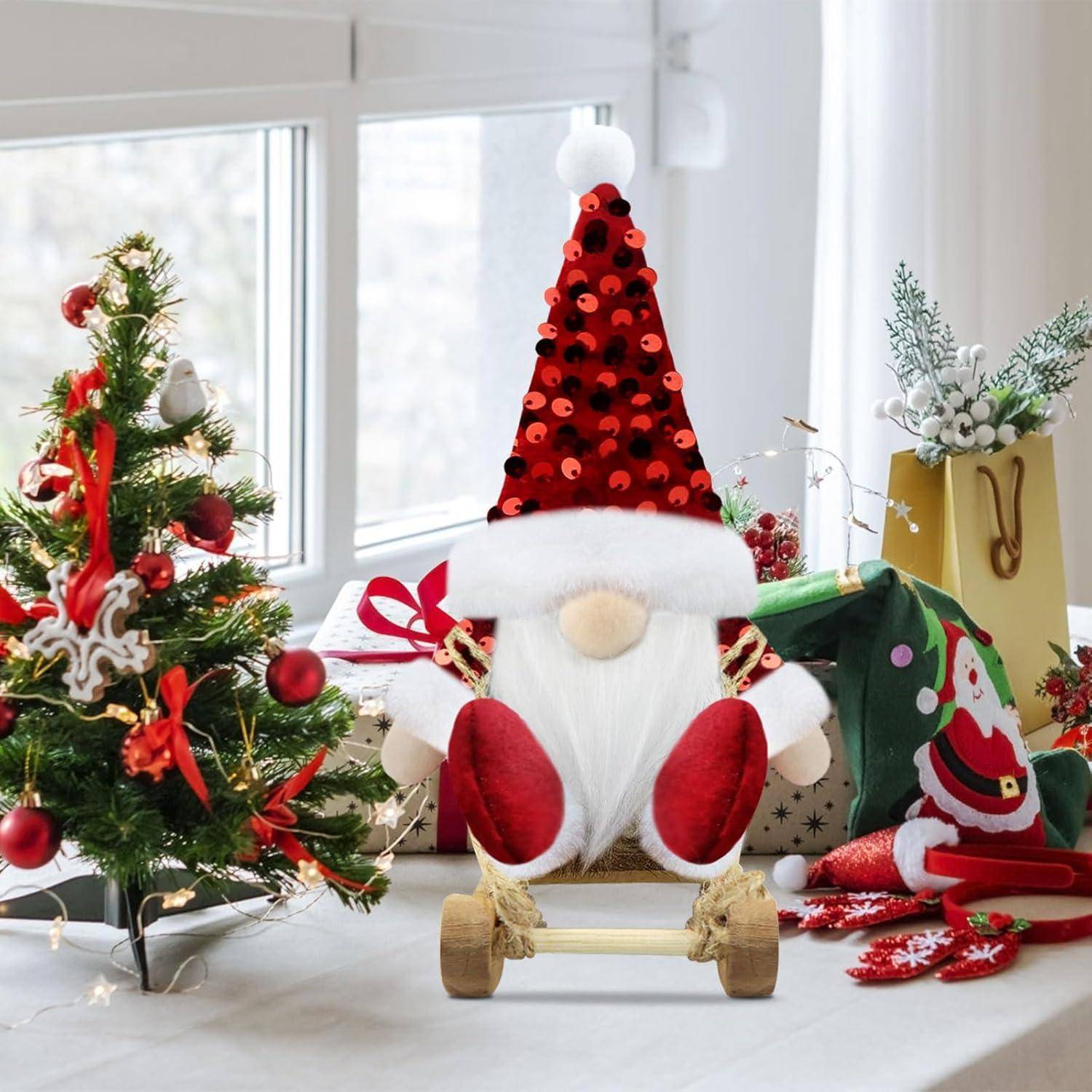 Eine festliche Szene mit einer Weihnachtswichtel-Figur als Weihnachtsmann, einem geschmückten Weihnachtsbaum und weihnachtlichen Geschenktüten auf einem Tisch neben einem Fenster.