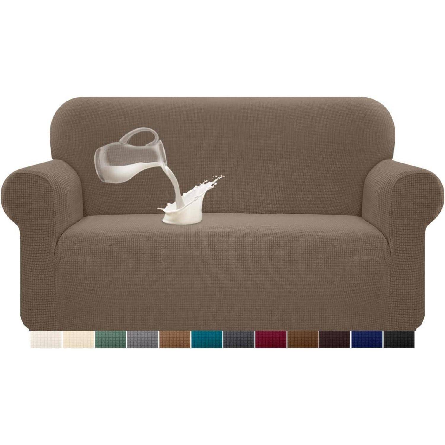 Ein braunes Sofa mit einem Sahne-Krug, aus dem Flüssigkeit verschüttet wird. Farbmuster darunter zeigen verschiedene verfügbare Stofffarben.
