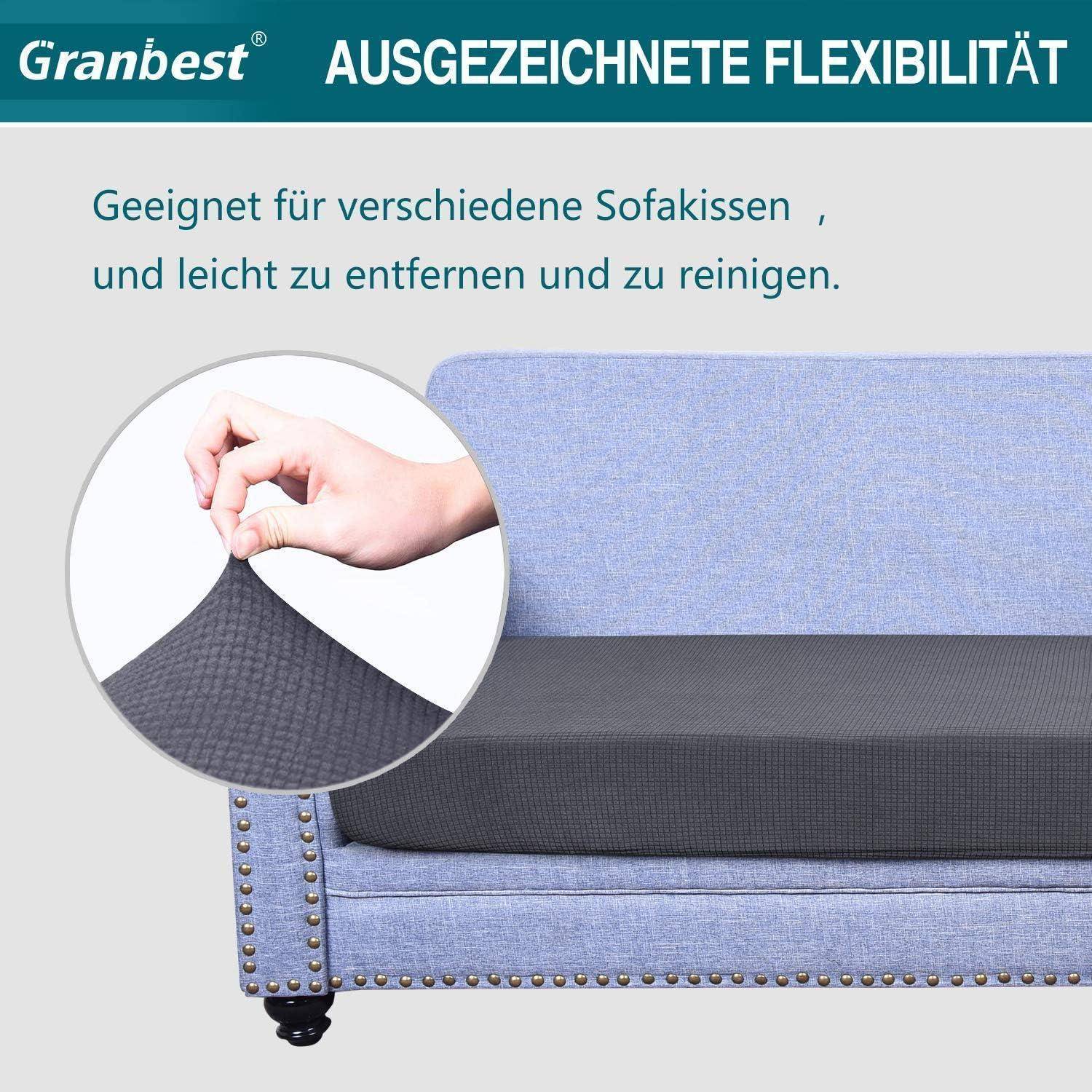 Das Cover-Bild von ‚AUSGEZEICHNETE FLEXIBILITÄT' zeigt eine Hand, die einen dehnbaren Sofabezug zieht und dabei dessen Flexibilität und einfache Reinigung betont.