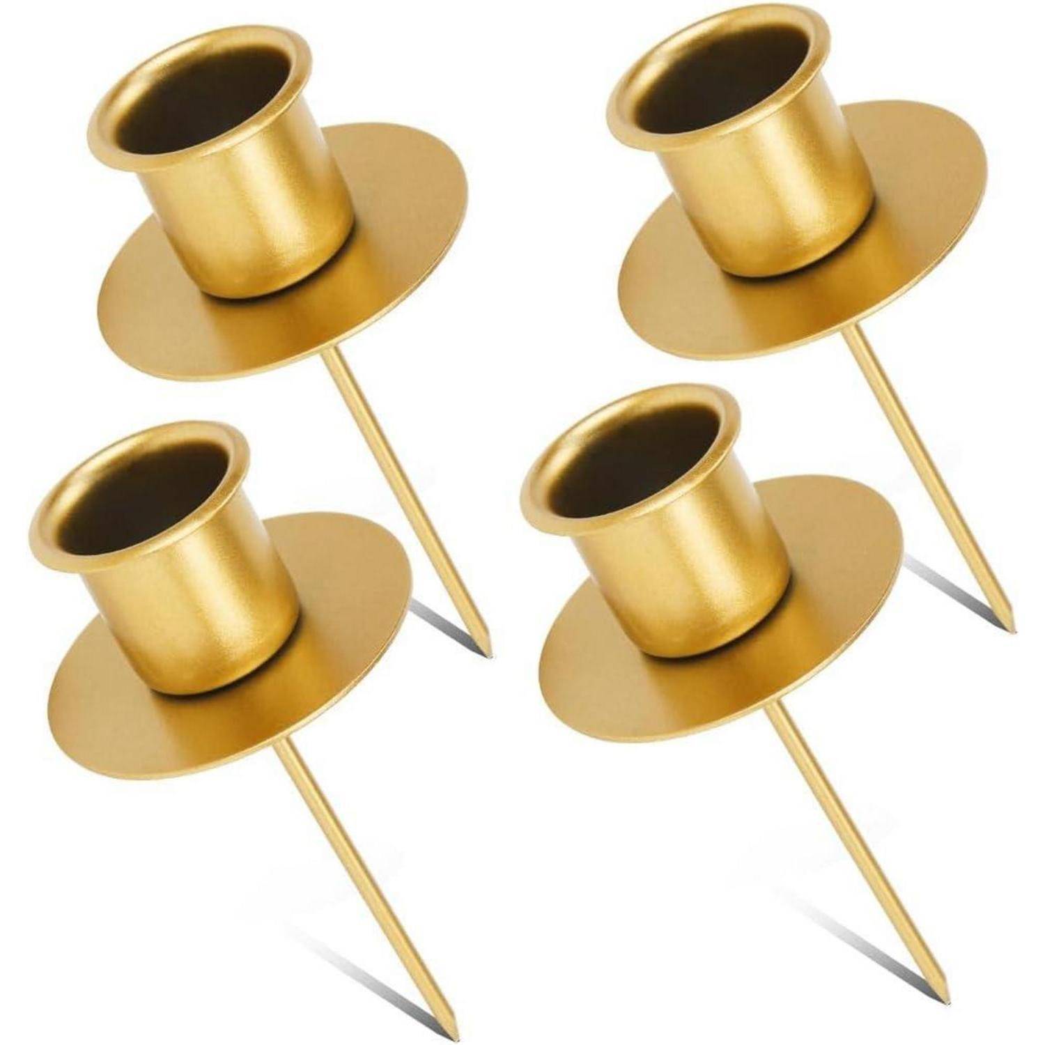 Vier goldfarben Kerzenhalter mit Stacheln, die für eine sichere Platzierung konzipiert sind, vor einem weißen Hintergrund abgebildet.