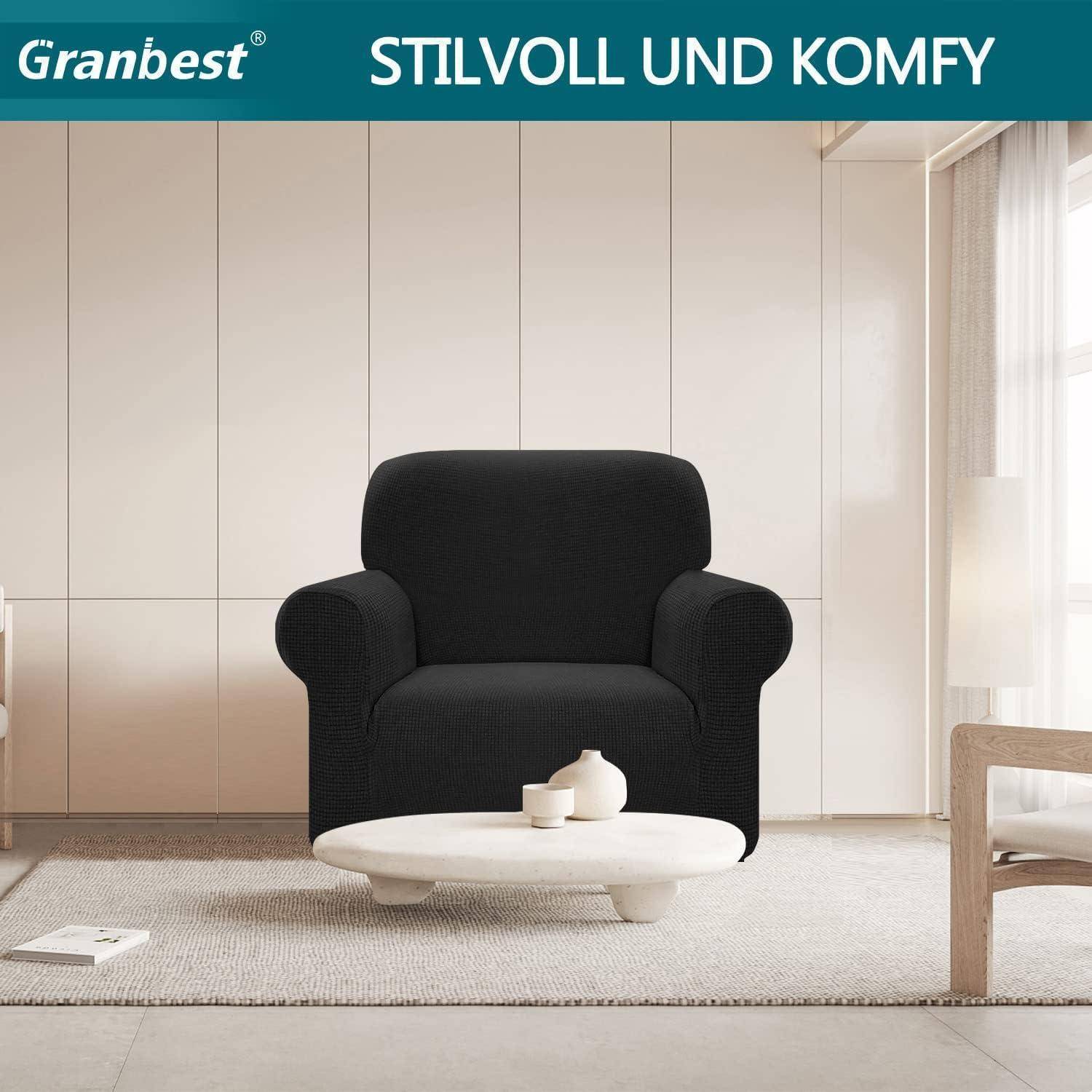 Ein stilvoller Wohnbereich mit einem schwarzen Sessel, einem kleinen runden Couchtisch mit einer Vase und dem Schriftzug 