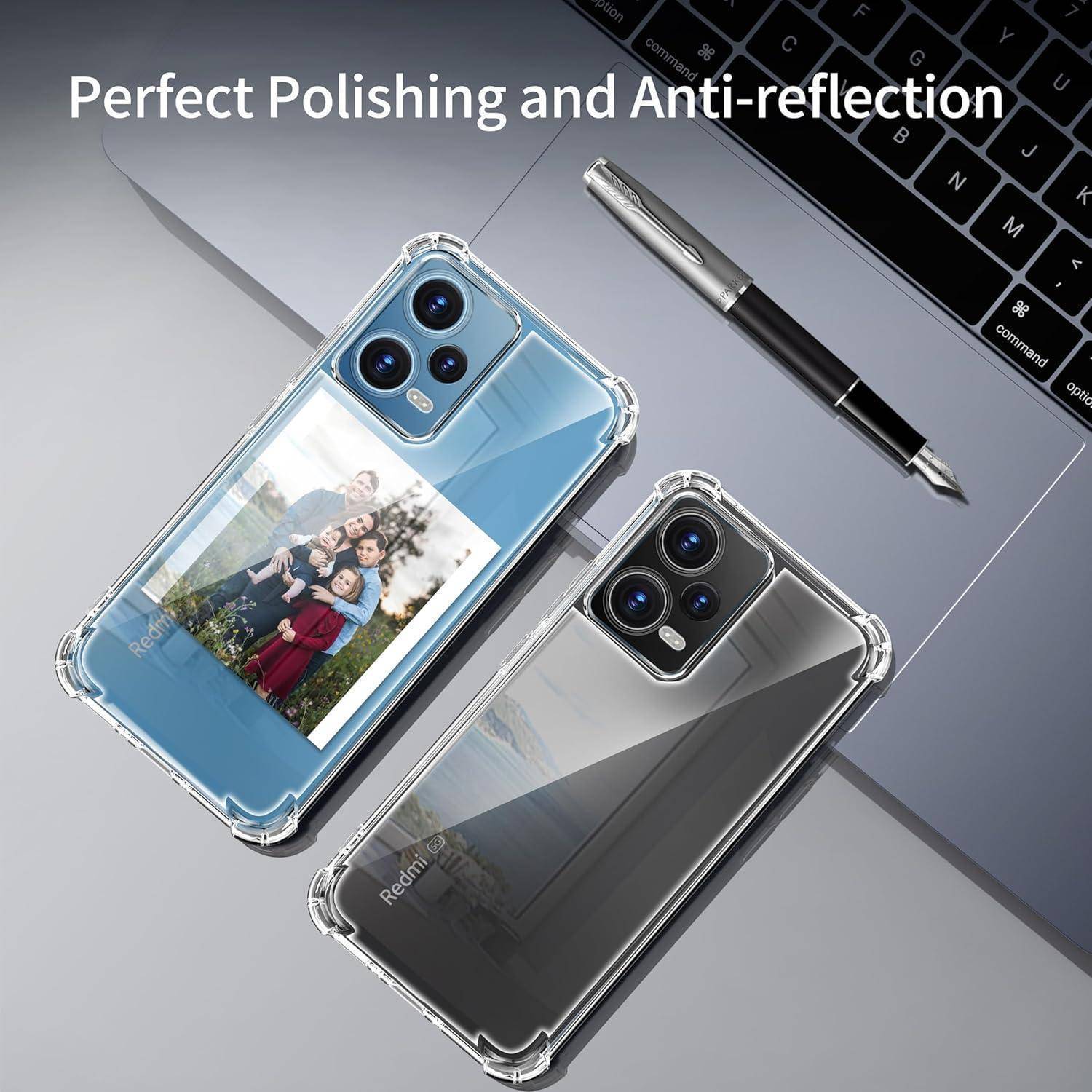 Zwei Smartphone-Hüllen, eine mit einem Familienfoto und die andere, die das Licht reflektiert. Text lautet: 'Perfekte Politur und Antireflexion'.
